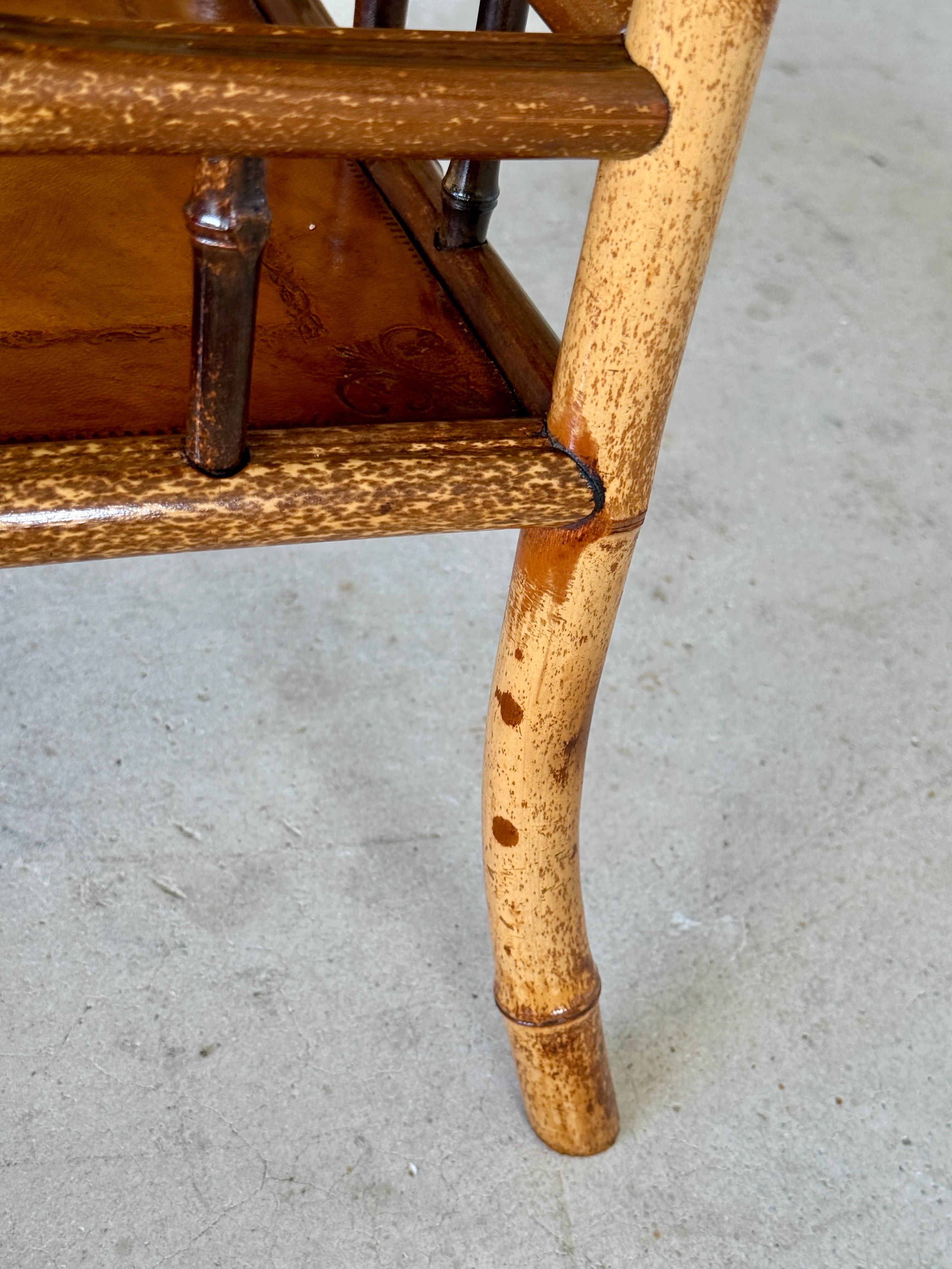 Table d'appoint anglaise en bambou et cuir du début du 20e siècle en vente 9