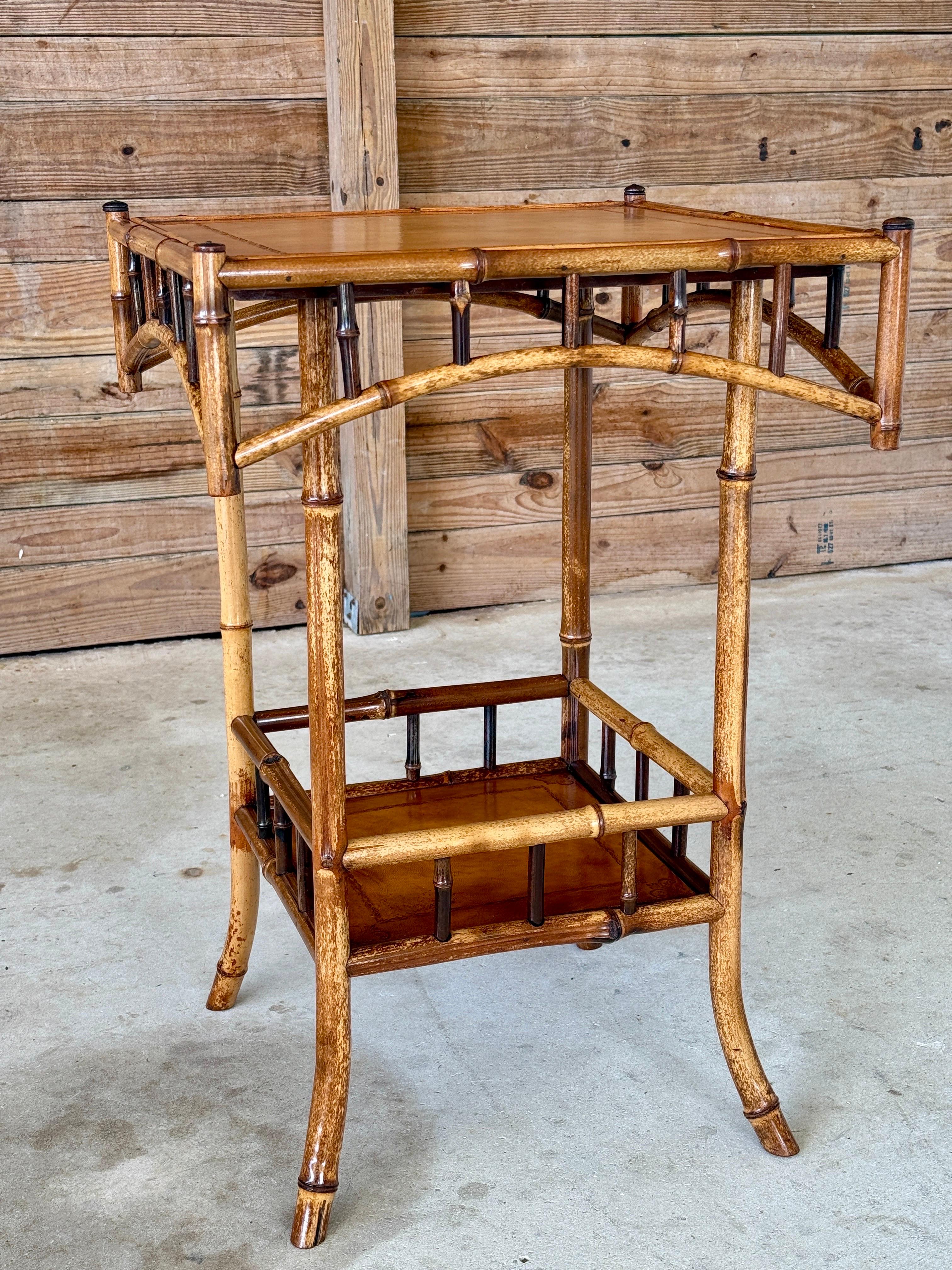Table d'appoint anglaise en bambou et cuir du début du 20e siècle en vente 10