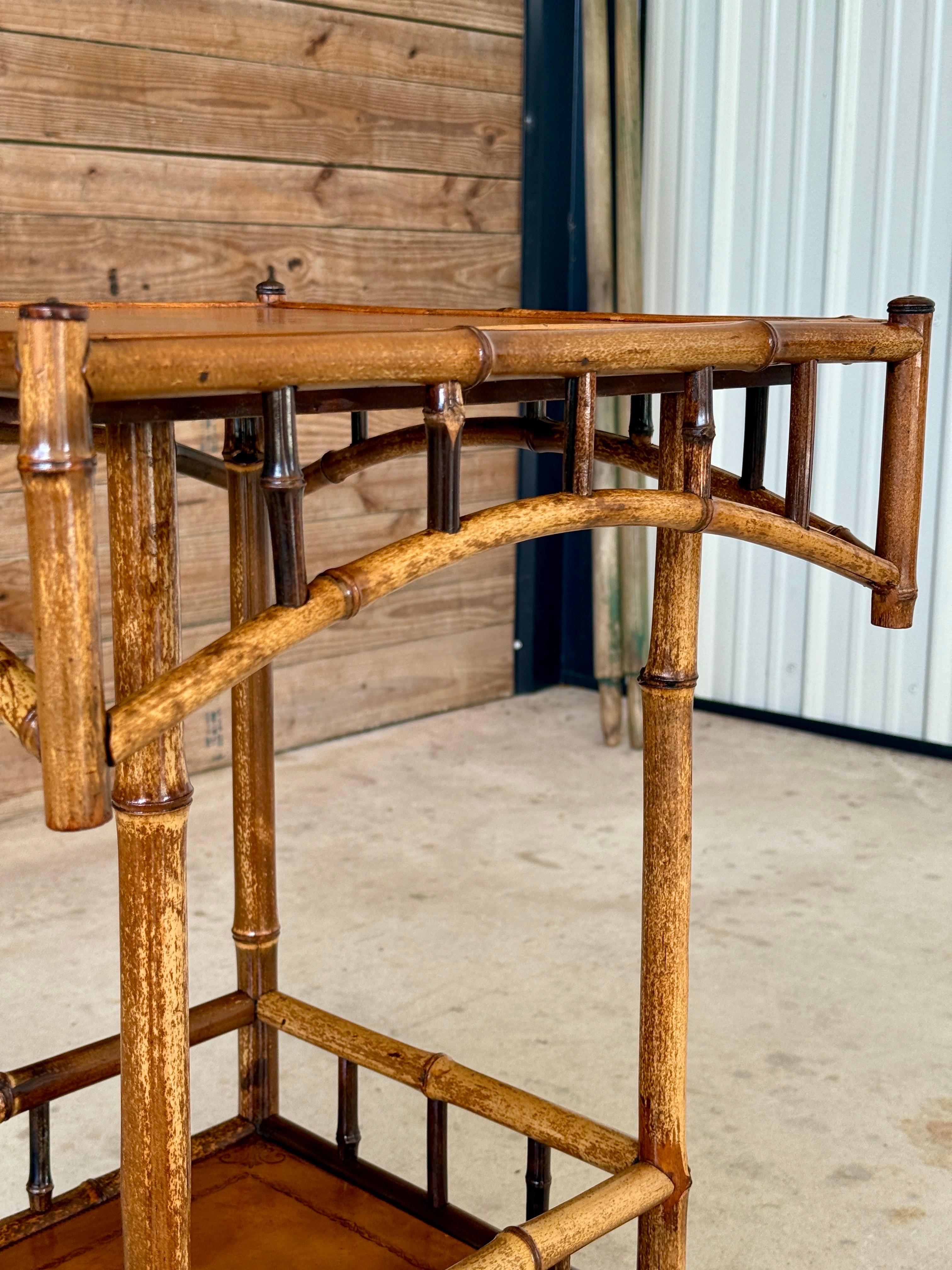 Colonial britannique Table d'appoint anglaise en bambou et cuir du début du 20e siècle en vente