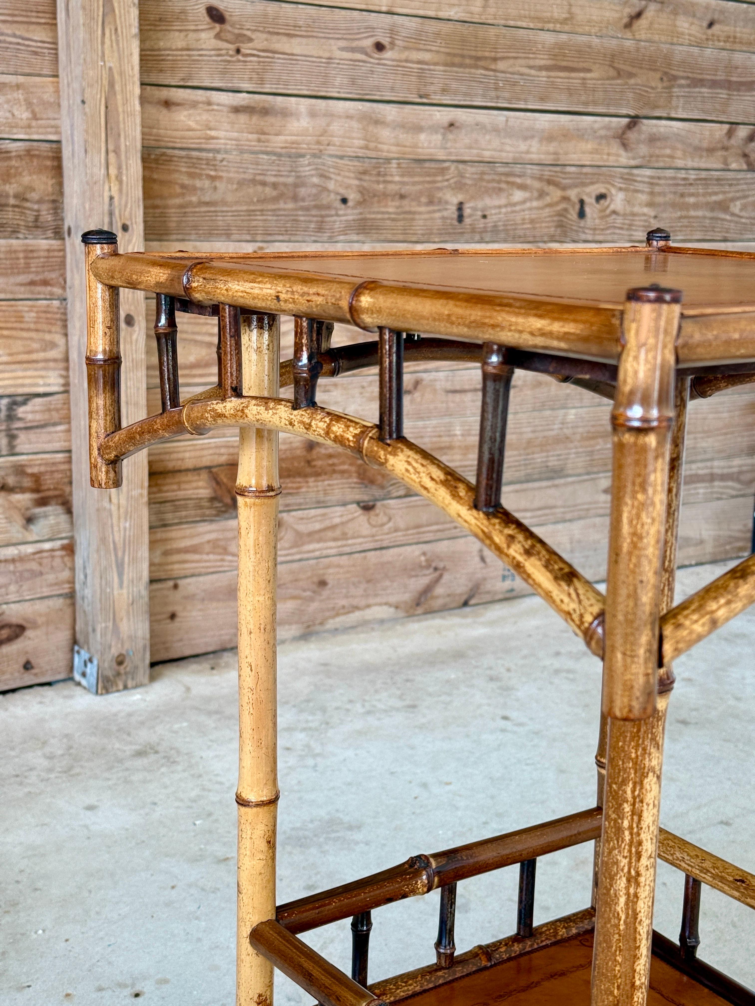 Fait main Table d'appoint anglaise en bambou et cuir du début du 20e siècle en vente