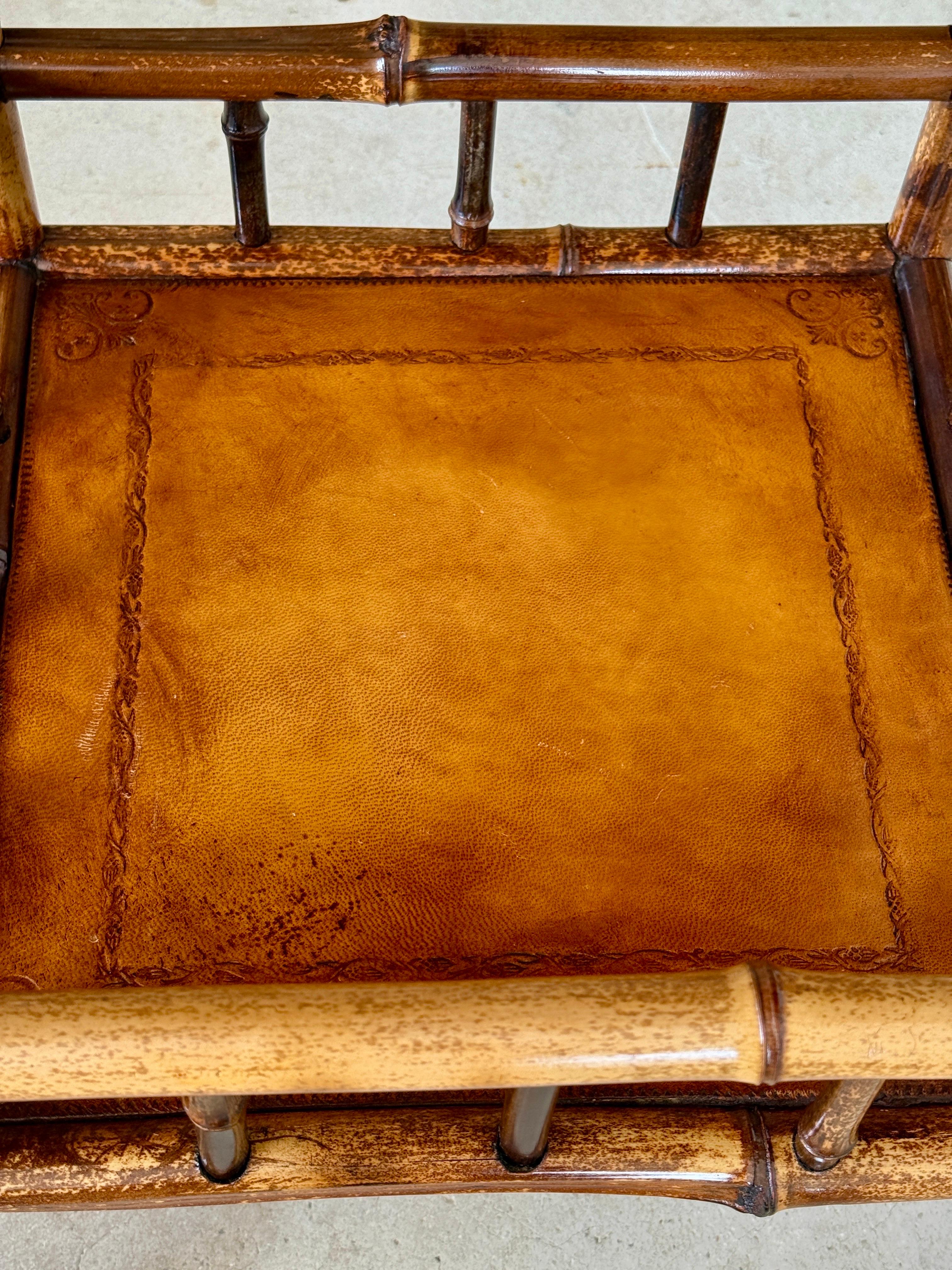 Table d'appoint anglaise en bambou et cuir du début du 20e siècle Bon état - En vente à North Fort Myers, FL