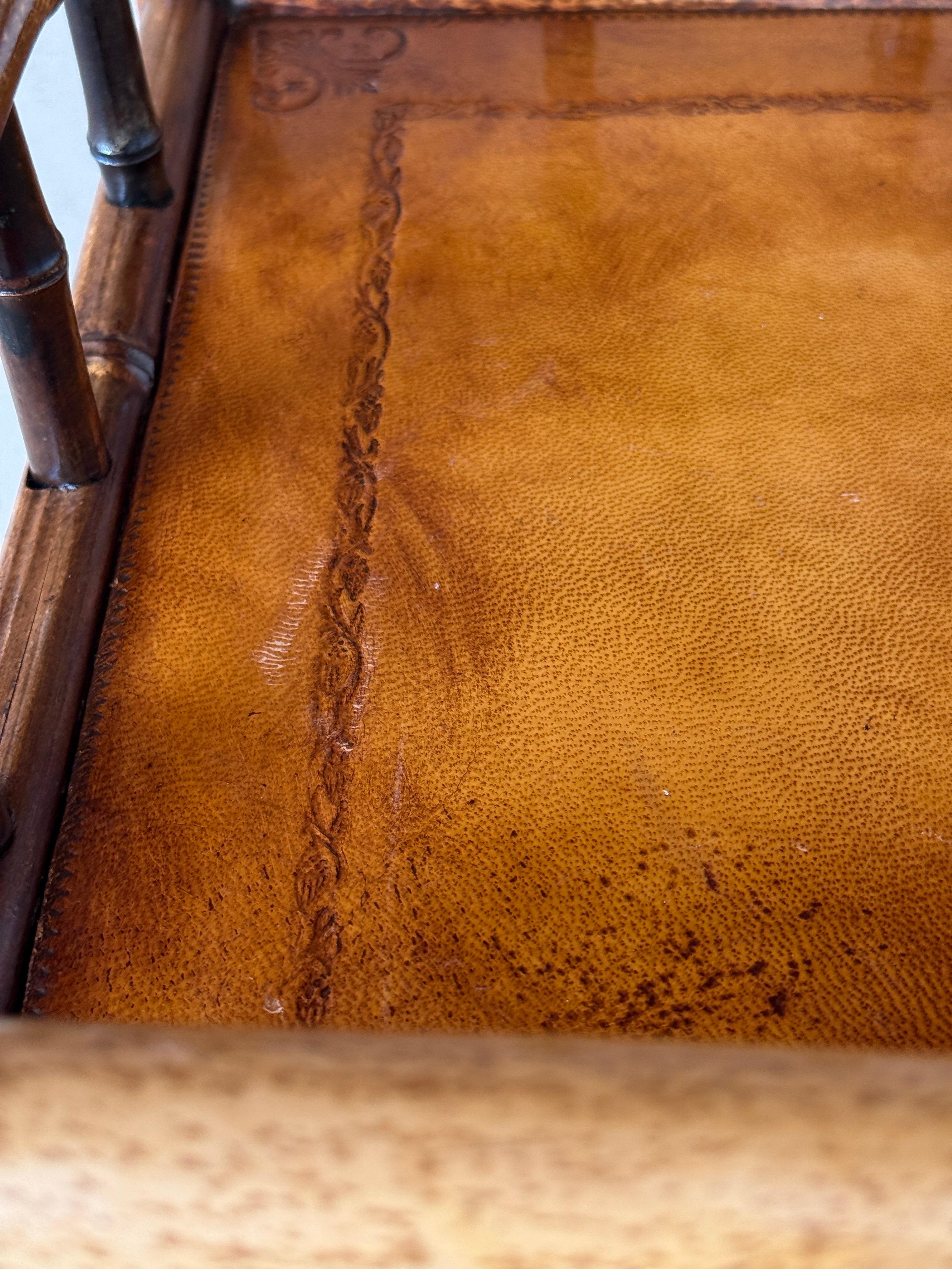 20ième siècle Table d'appoint anglaise en bambou et cuir du début du 20e siècle en vente