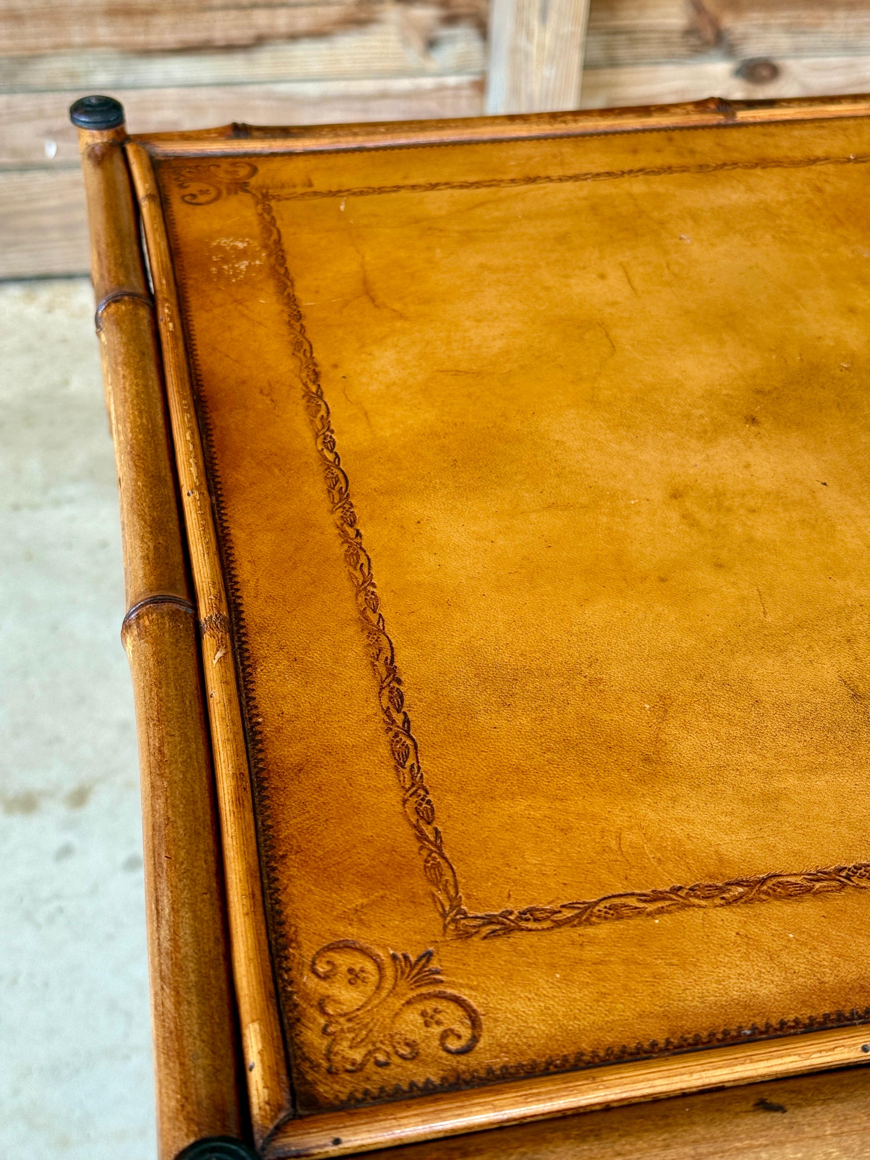 Cuir Table d'appoint anglaise en bambou et cuir du début du 20e siècle en vente