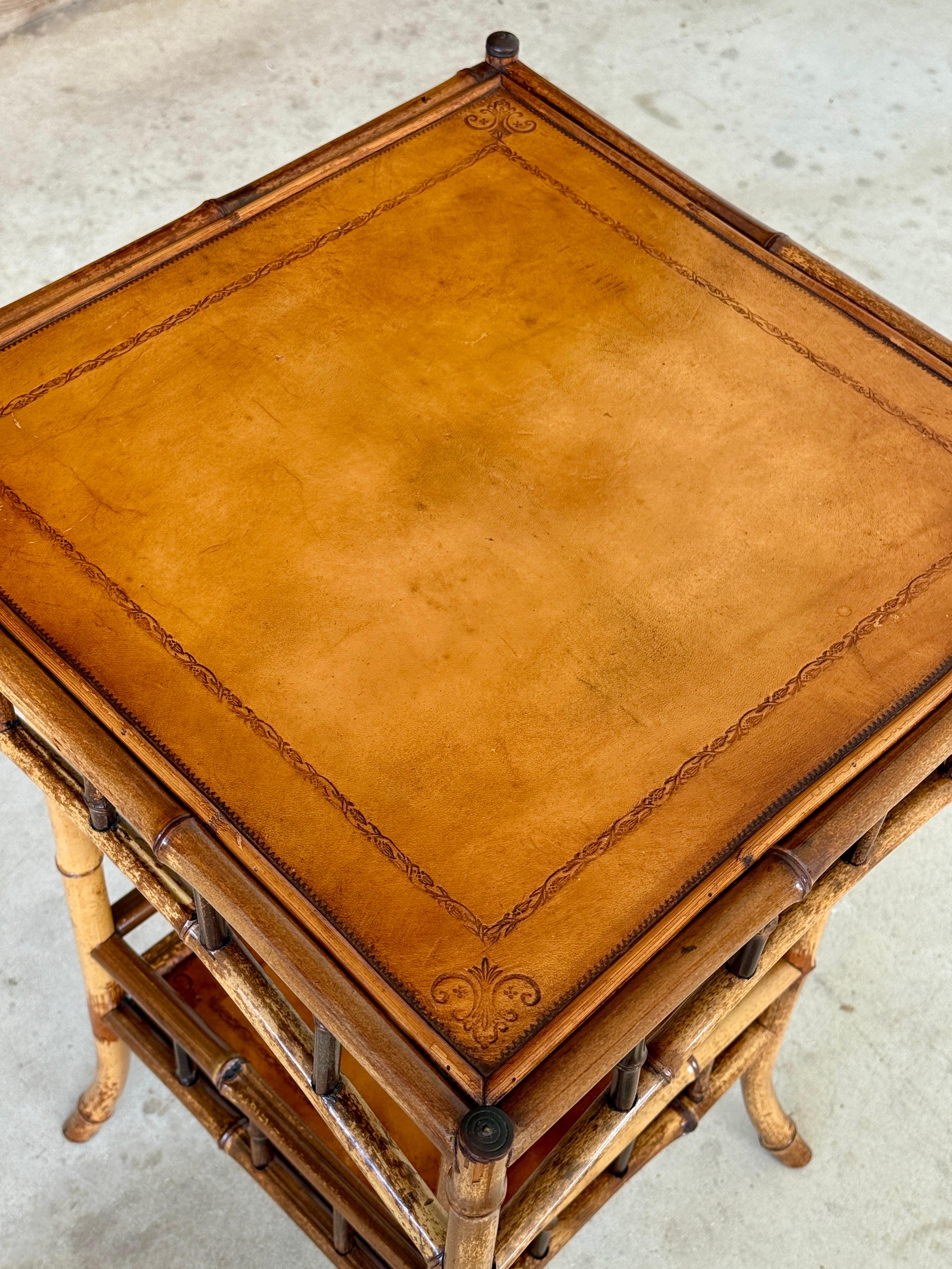 Table d'appoint anglaise en bambou et cuir du début du 20e siècle en vente 1