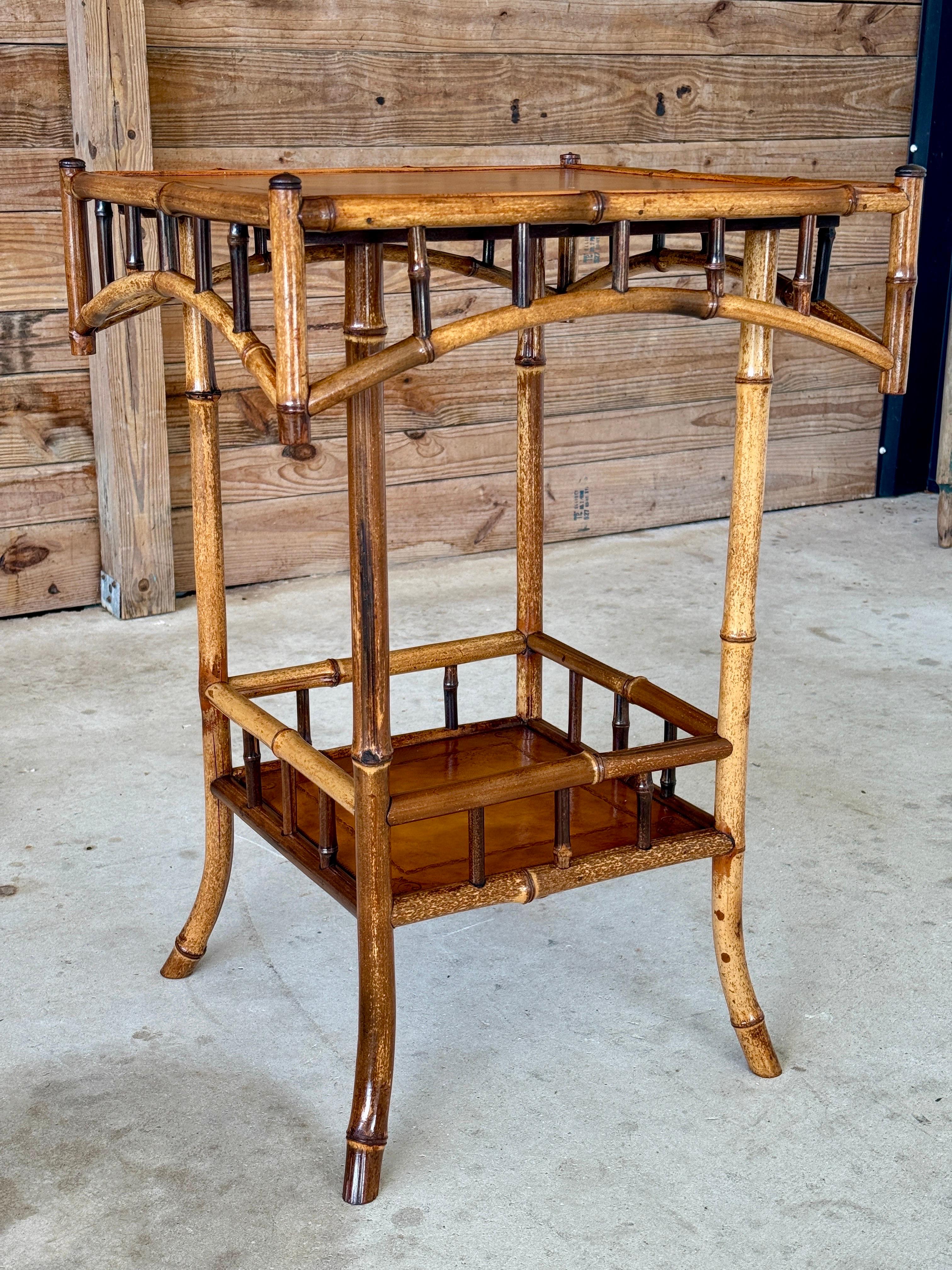 Table d'appoint anglaise en bambou et cuir du début du 20e siècle en vente 2