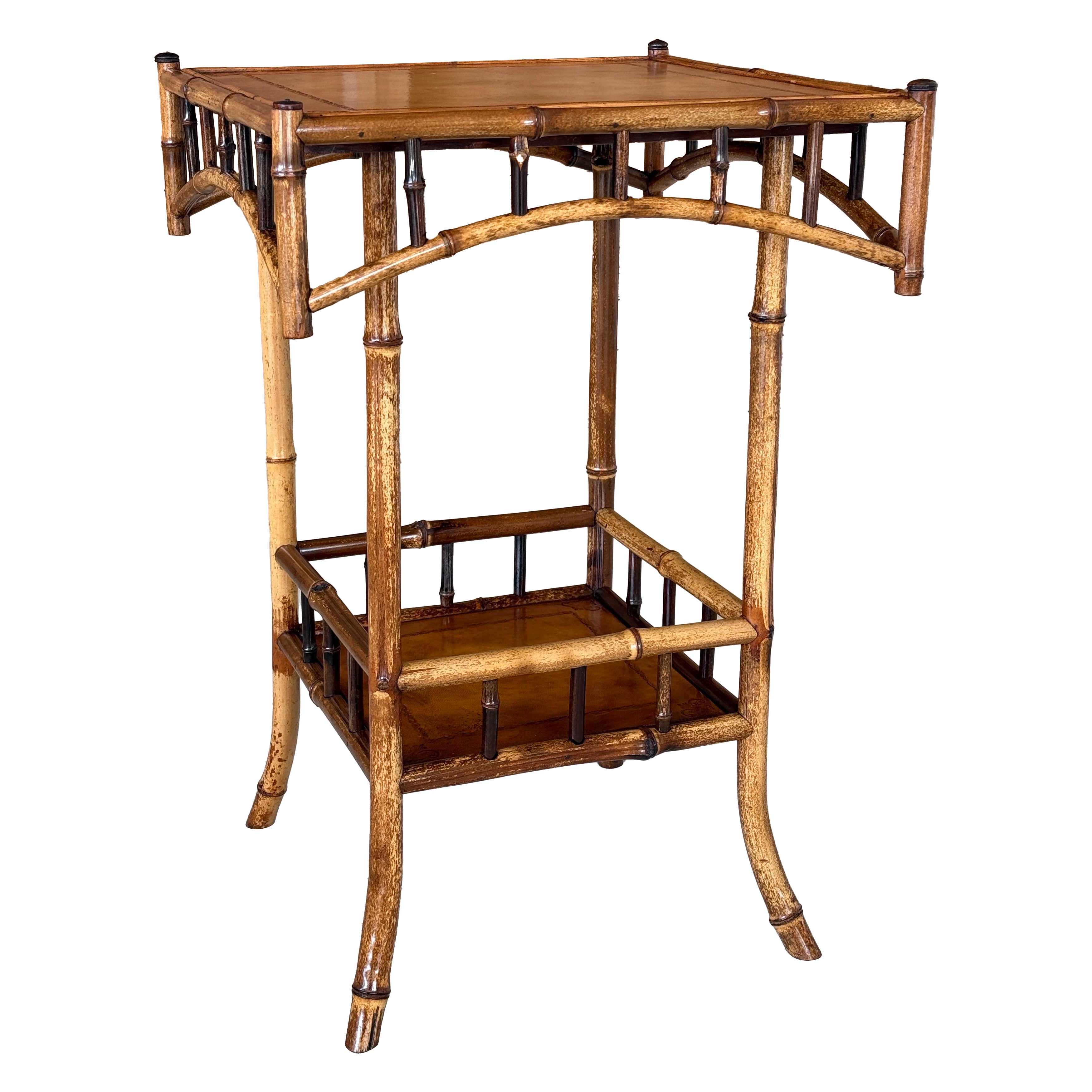Table d'appoint anglaise en bambou et cuir du début du 20e siècle en vente