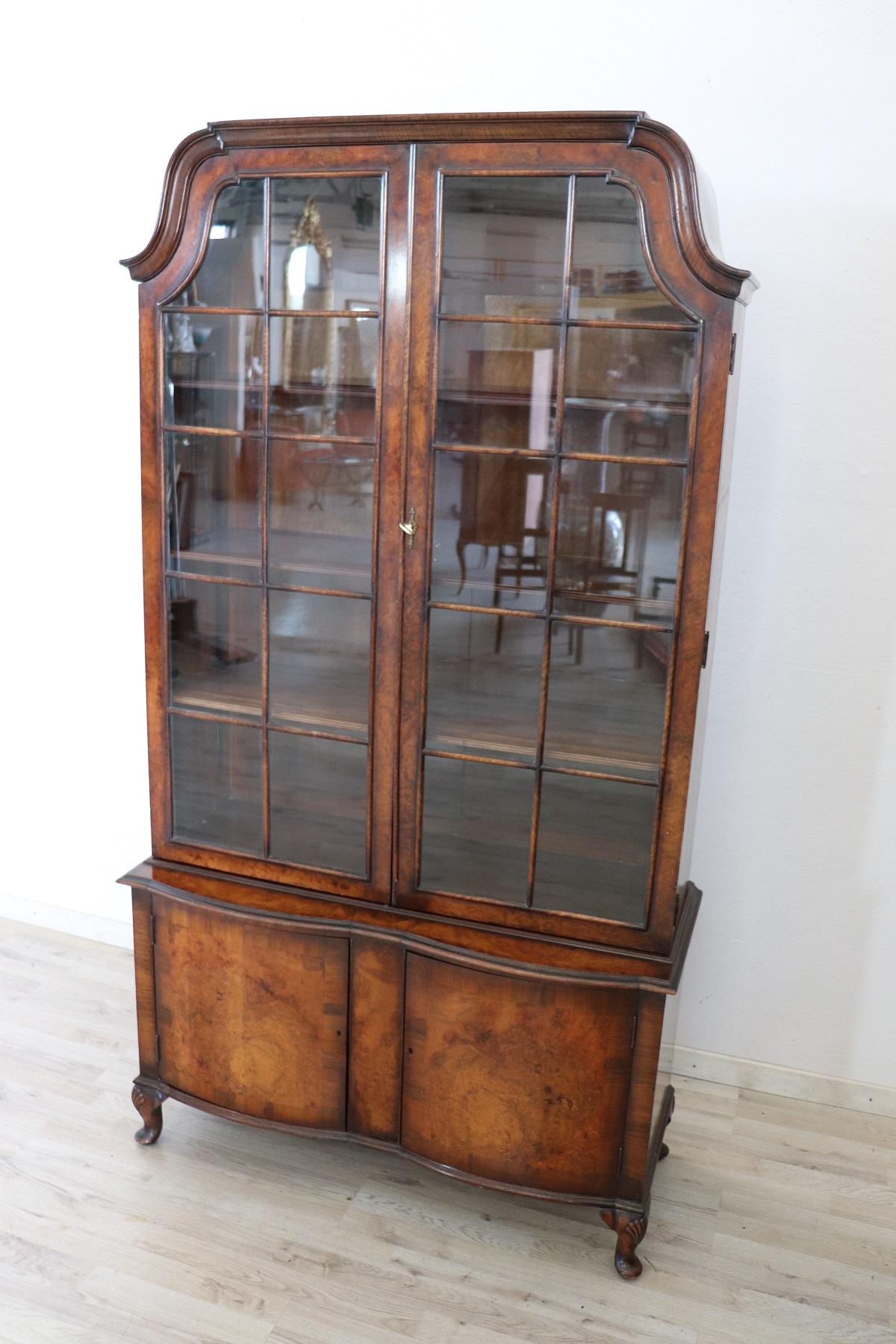 Beautiful English bookcase 1880s in briar walnut wood of a beautiful patina! Large internal useful space. It is divided into two parts for a practical transport. It can be used as a vitrine or as a bookcase.