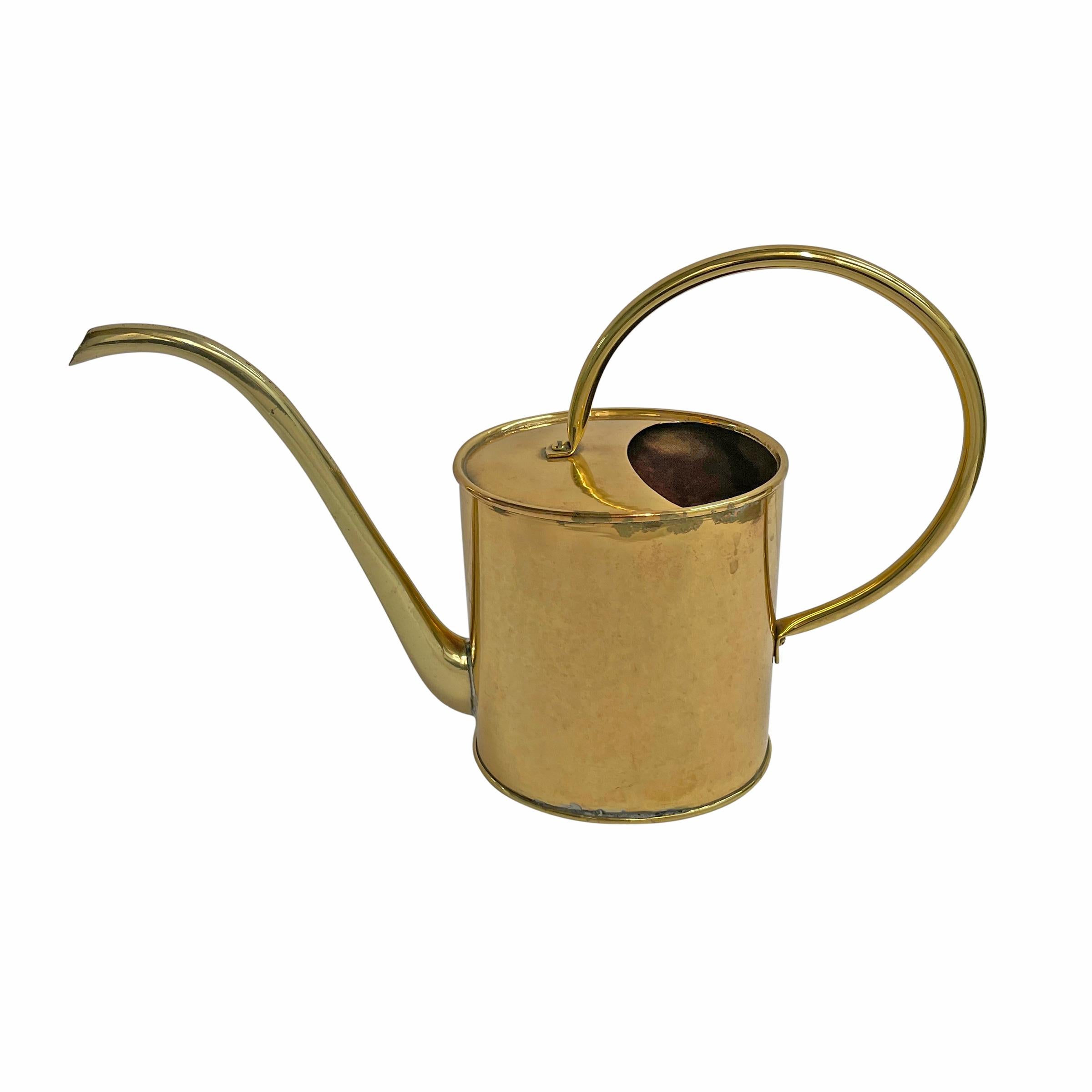 Early 20th Century English Brass Watering Can In Good Condition For Sale In Chicago, IL