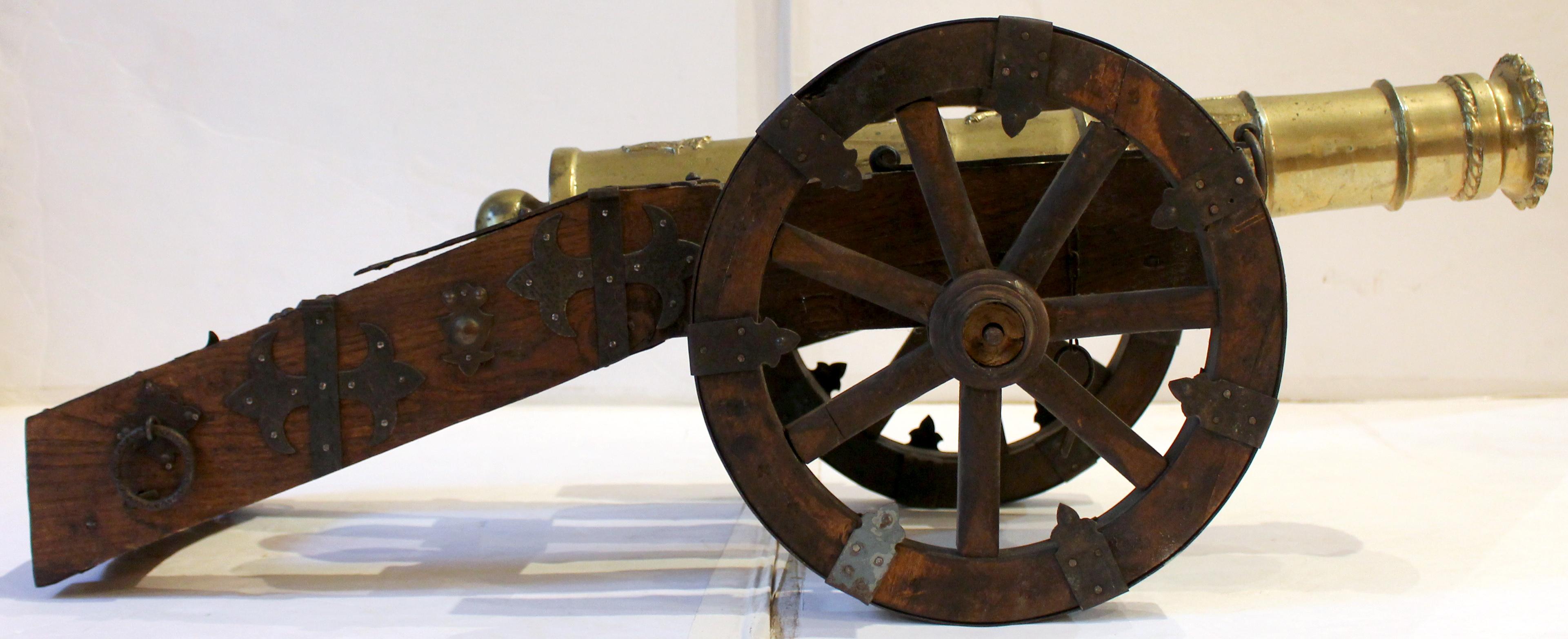 Modello di cannone in bronzo dell'inizio del XX secolo, inglese. Un pezzo decorativo in una carrozza in ferro e legno (olmo e legno da frutta) con forse le insegne del Ducato di Brunswick sul cannone. Acquistato a metà del XX secolo in un negozio di