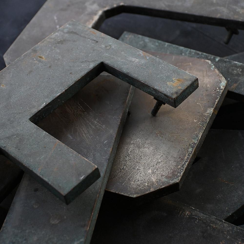 Lettres en bronze anglaises du début du 20e siècle en vente 10