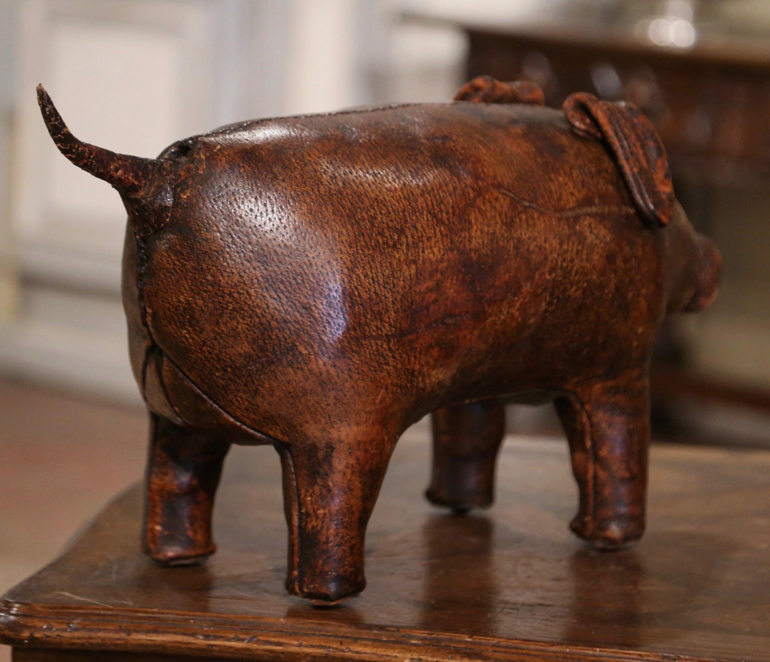 Early 20th Century English Brown Patinated Leather Pig Footstool For Sale 3