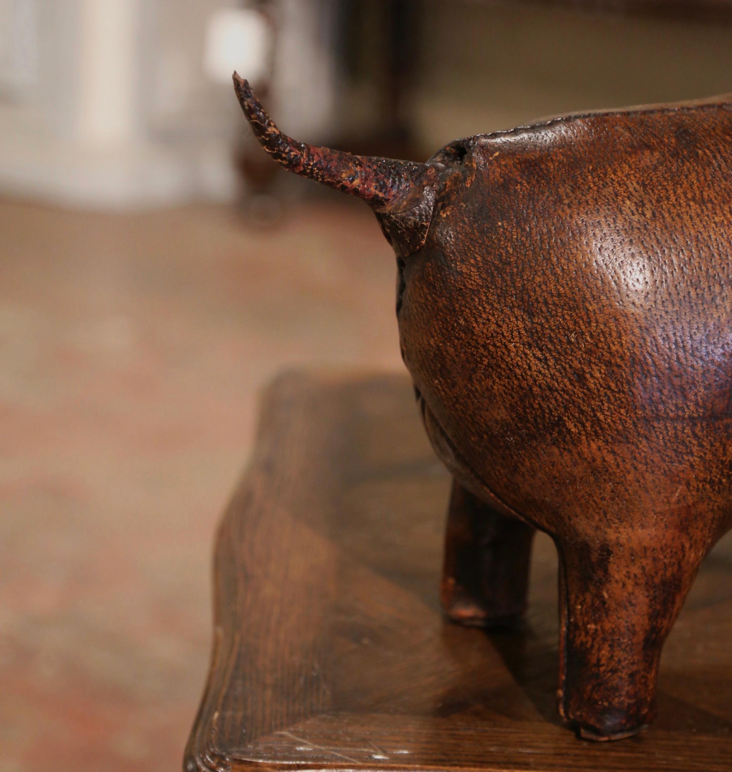 Early 20th Century English Brown Patinated Leather Pig Footstool For Sale 4