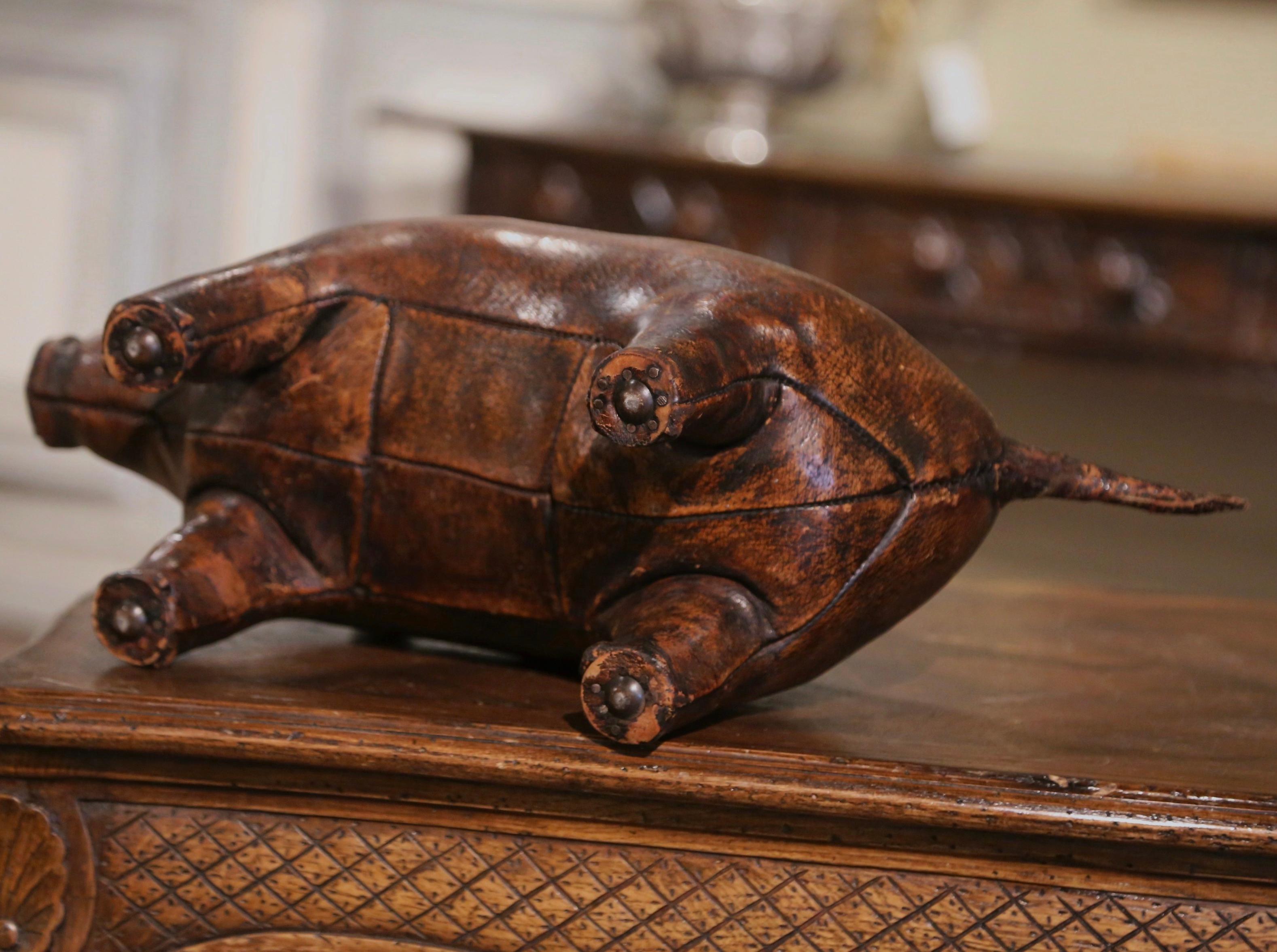 Sgabello per maiale in pelle marrone patinata dei primi del Novecento inglese 2