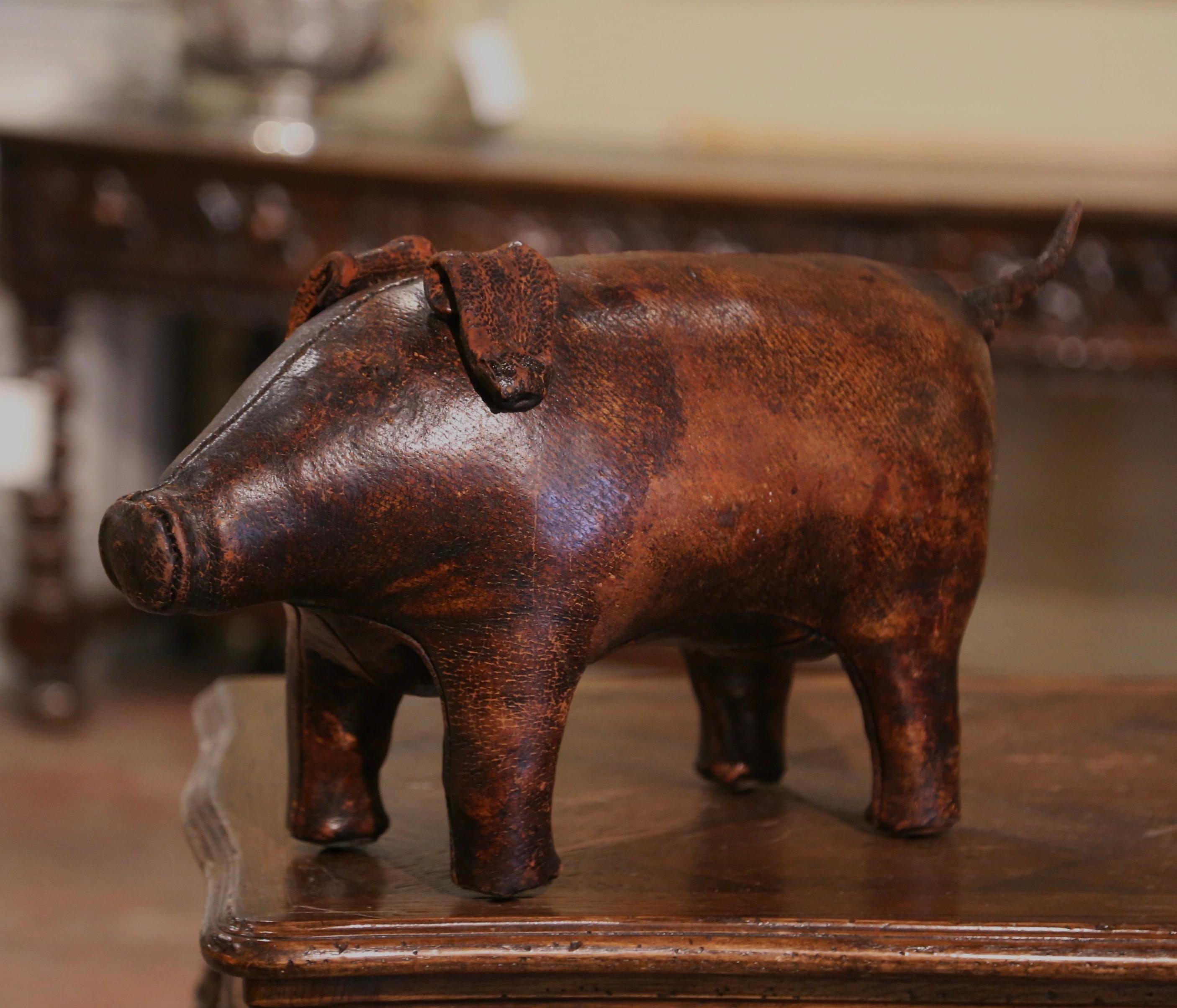 Early 20th Century English Brown Patinated Leather Pig Footstool In Excellent Condition For Sale In Dallas, TX