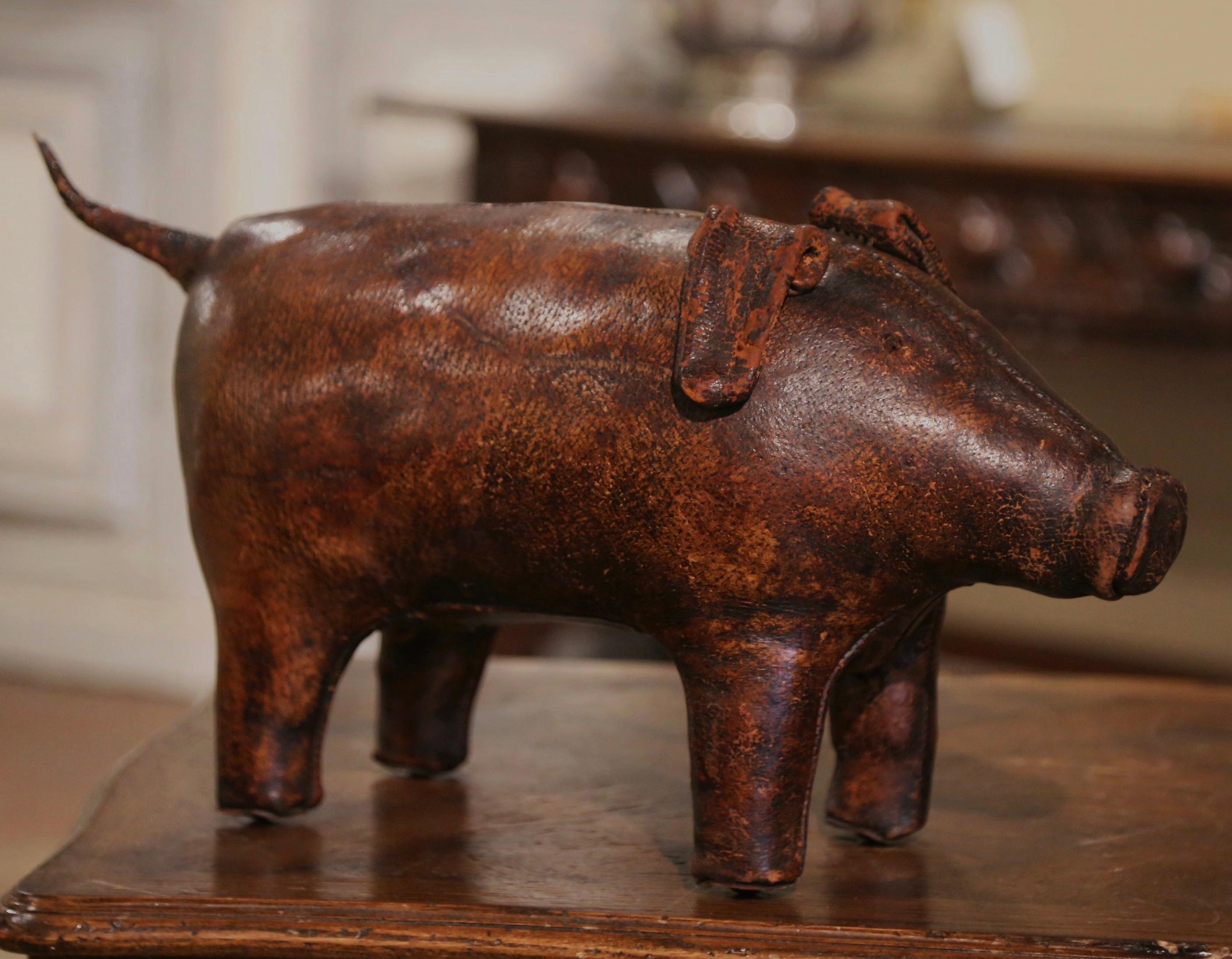 Early 20th Century English Brown Patinated Leather Pig Footstool For Sale 2