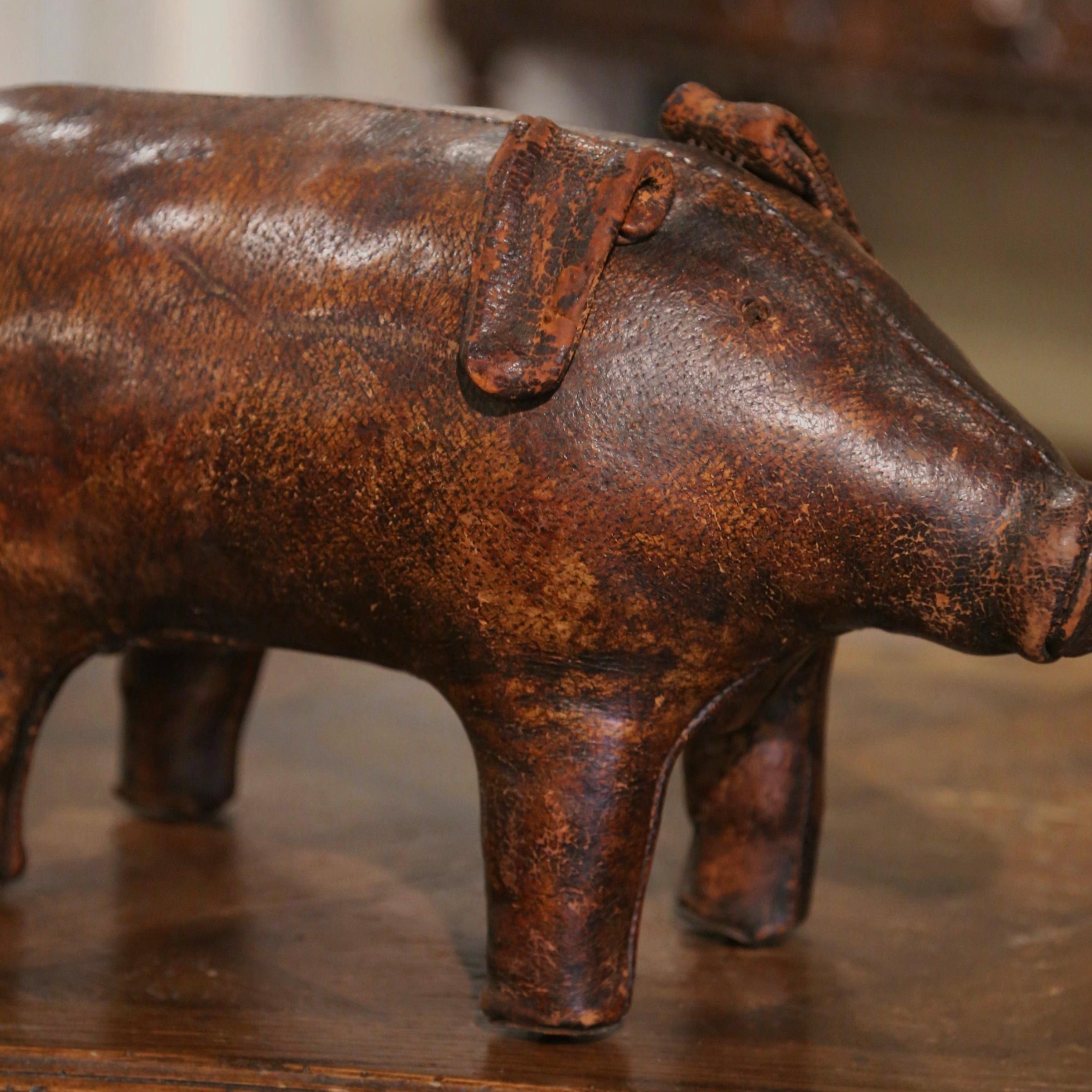 Early 20th Century English Brown Patinated Leather Pig Footstool For Sale 1