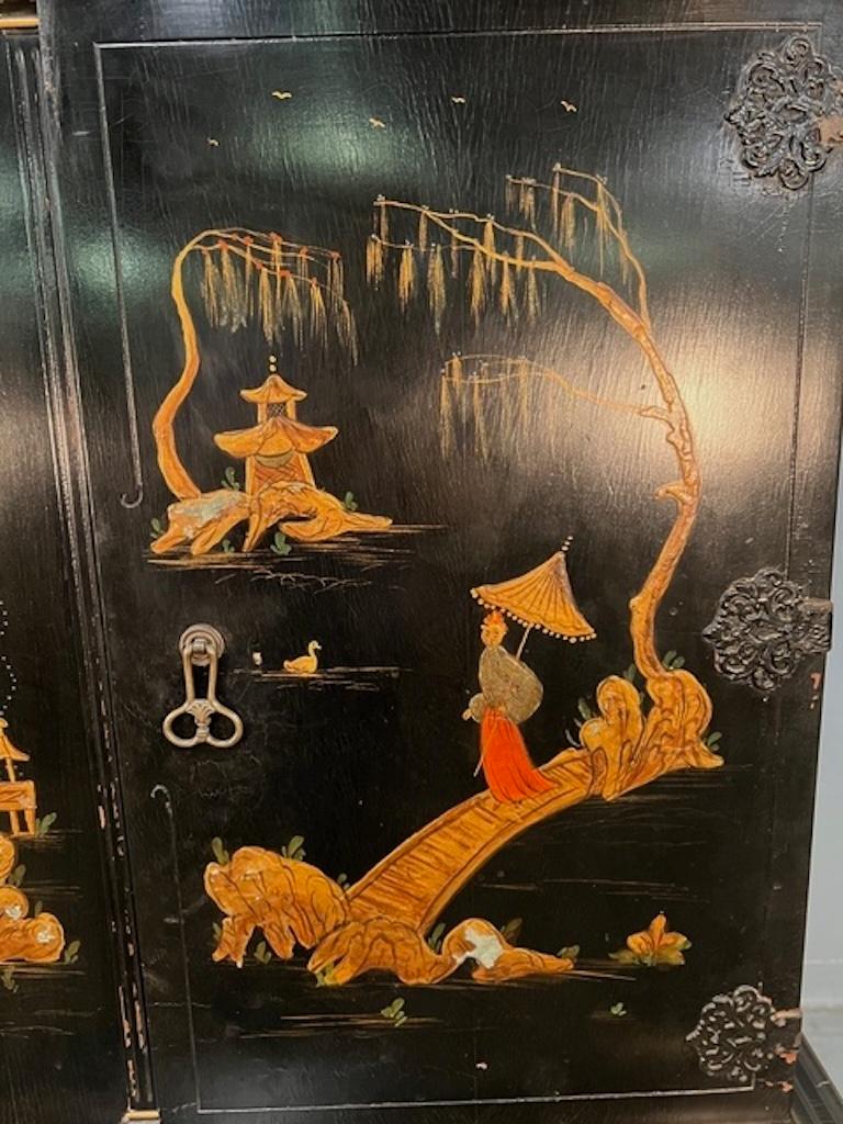 XIX secolo Armadietto inglese dei primi del Novecento con finitura giapata nera, rossa e oro in vendita