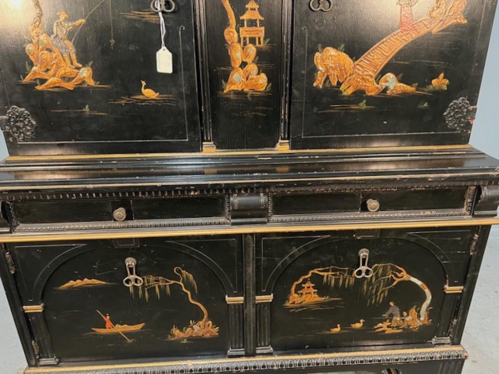Armadietto inglese dei primi del Novecento con finitura giapata nera, rossa e oro in vendita 2