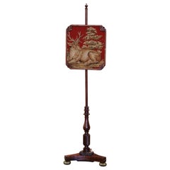 Anfang des 20. Jahrhunderts Englisch geschnitzt Nussbaum Needlepoint Feuer Bildschirm mit Hirschen