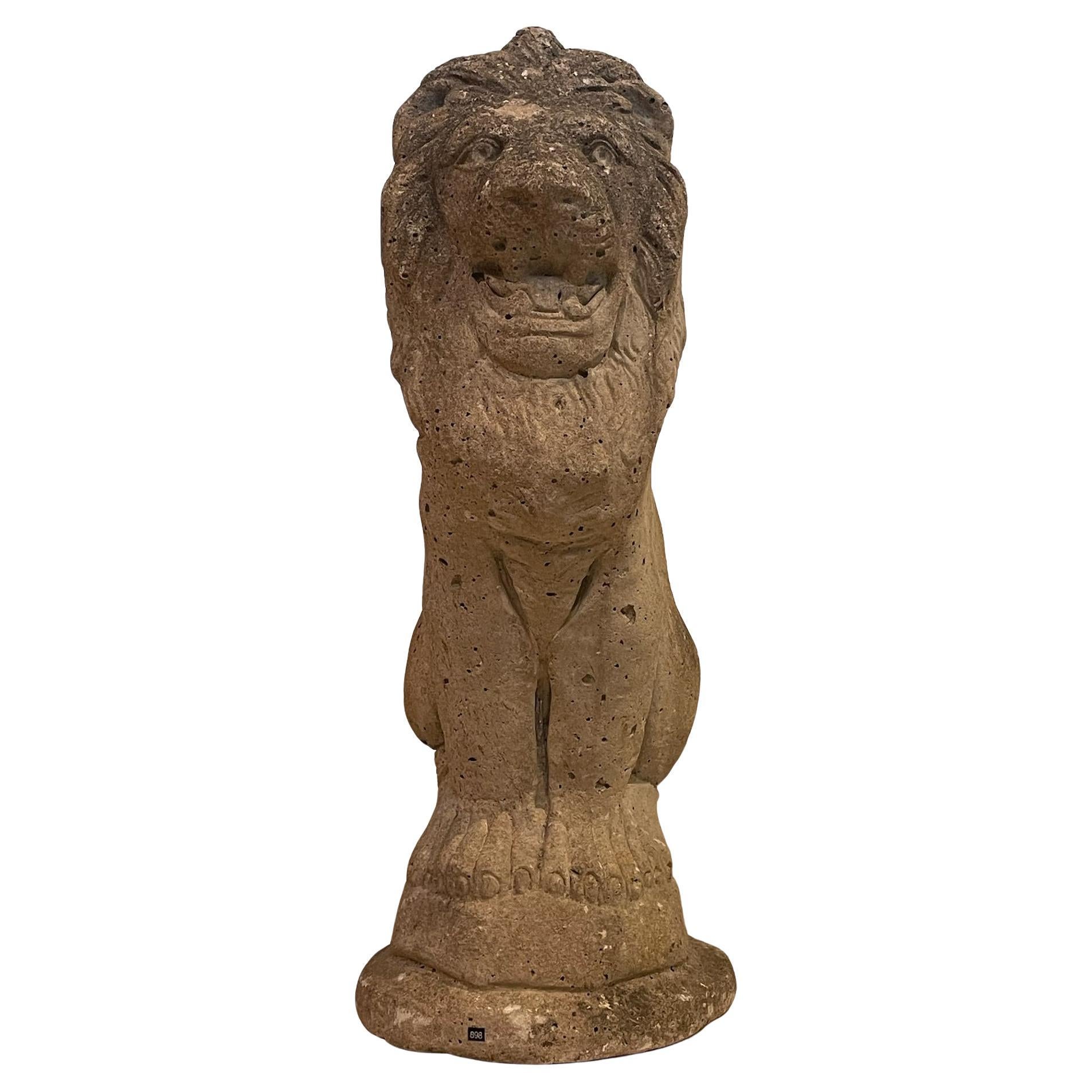 Statua di leone da giardino in pietra fusa dei primi anni del XX secolo con patina invecchiata