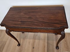 Tavolo da gioco consolle in mogano stile Chippendale dei primi del Novecento inglese