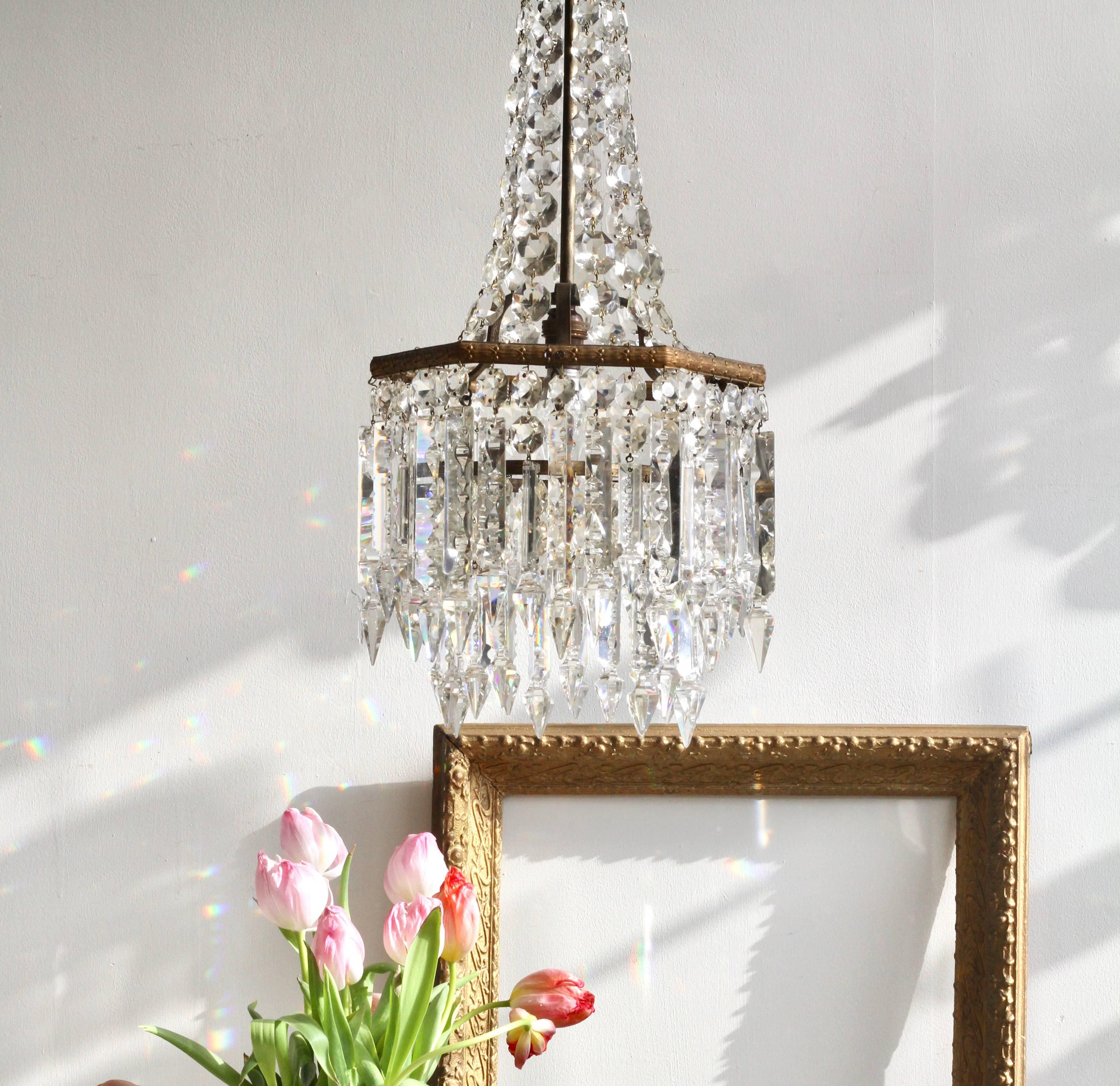 Early 20th Century English Crystal Chandelier with Prince Albert Crystal Lusters In Good Condition In Stockport, GB