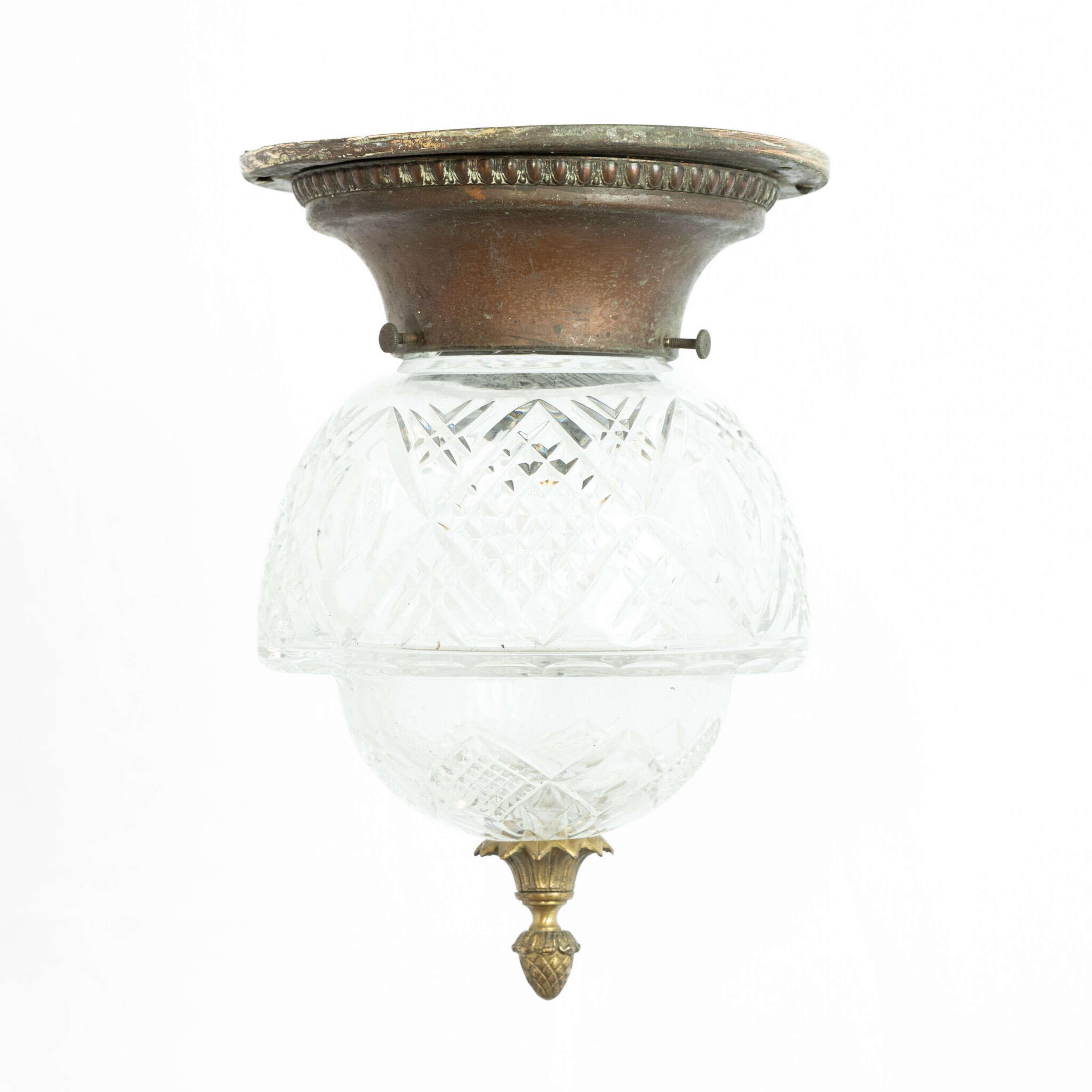Una piccola plafoniera in vetro tagliato.
Galleria in rame dalla forma graduata e affusolata con terminale in ottone.
Perfetto per un ingresso o un portico.
Altezza - 27,5 cm
Diametro del collare - 19,5 cm
Diametro - 18 cm

Inghilterra, circa