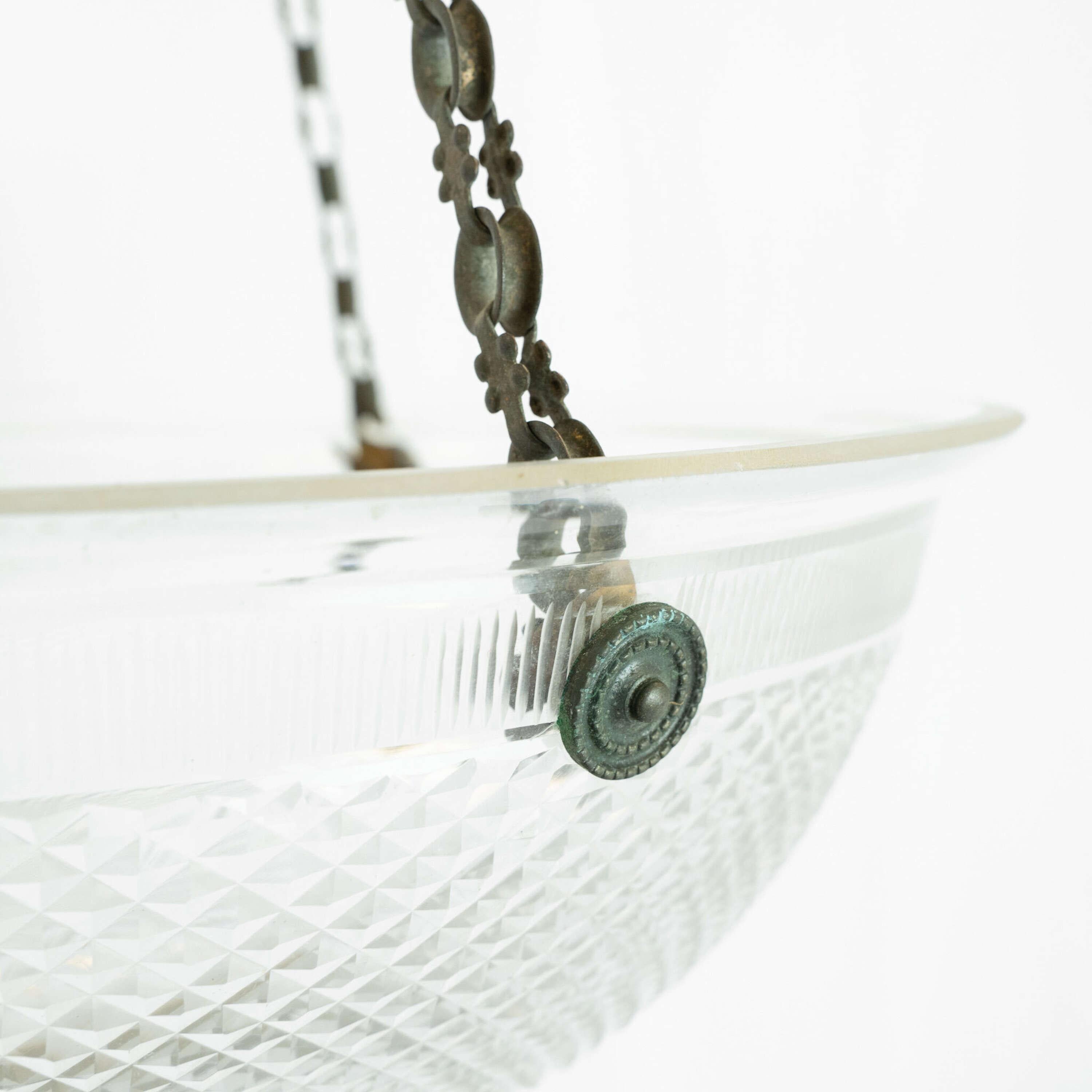 Plafonnier en verre taillé anglais de l'époque édouardienne.
Design/One simple et détaillé, avec crochets, chaîne et rosace de plafond d'origine.
Hauteur du bol - 14 cm
Diamètre du bol - 39 cm
Longueur de la chaîne - 44 cm
Hauteur totale au sommet
