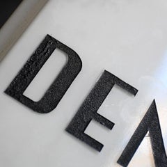 Rótulo comercial de dentista inglés de principios del siglo XX que anuncia luz de cristal