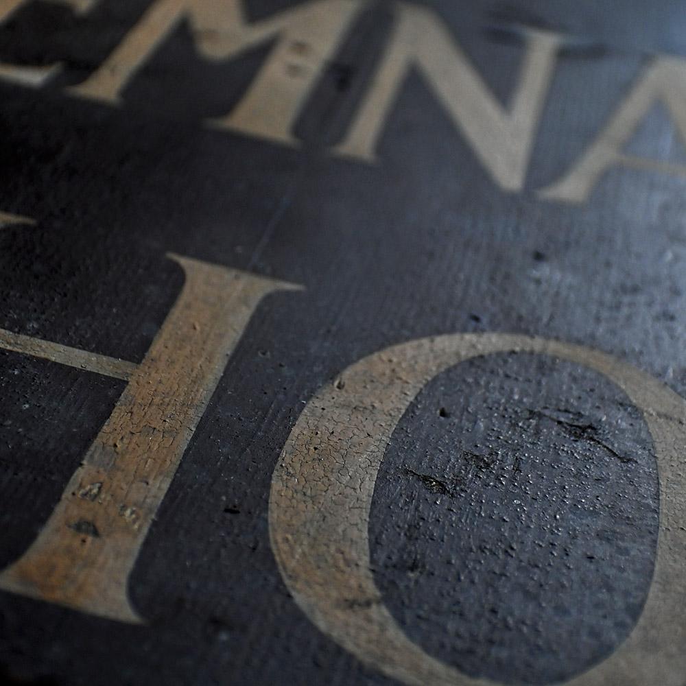 Insegna commerciale inglese bifacciale per sarti dei primi del Novecento 4