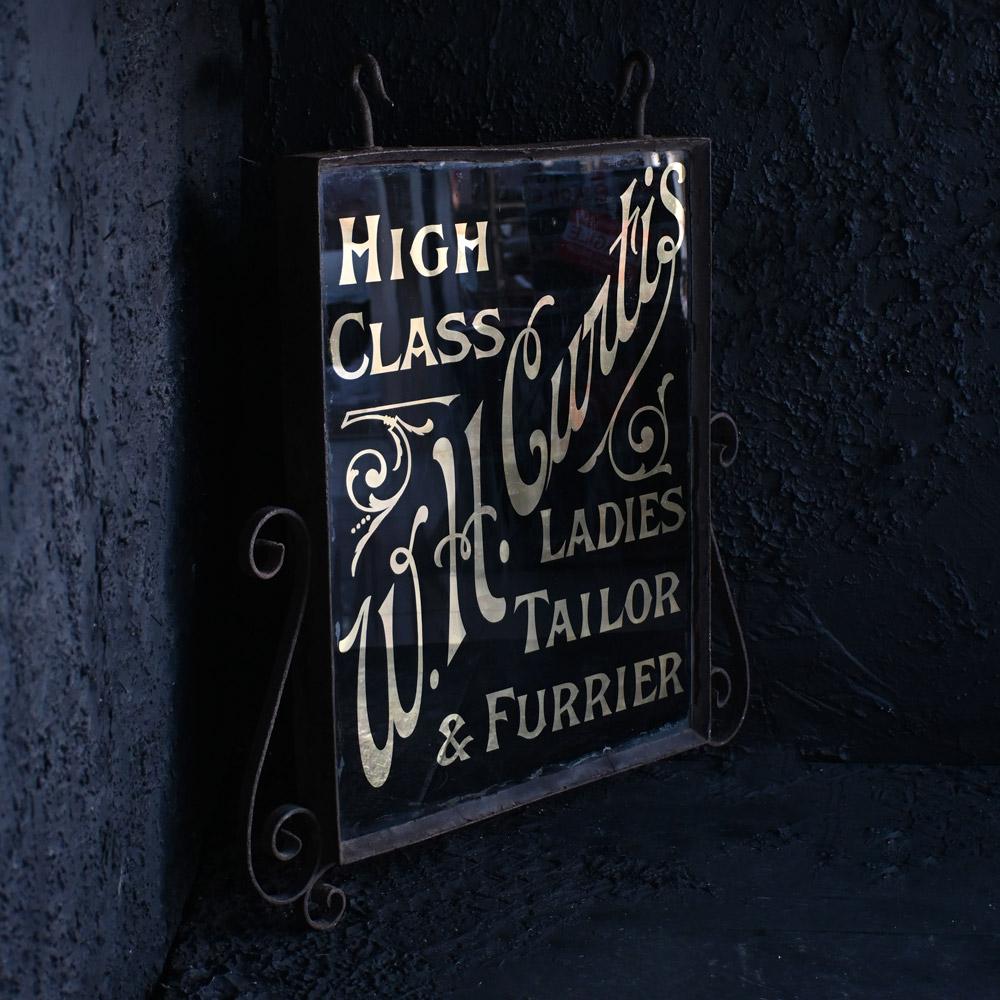 Insegna commerciale inglese bifacciale per sarti dei primi del Novecento 
Dimensioni in pollici: H. H. x L. 26