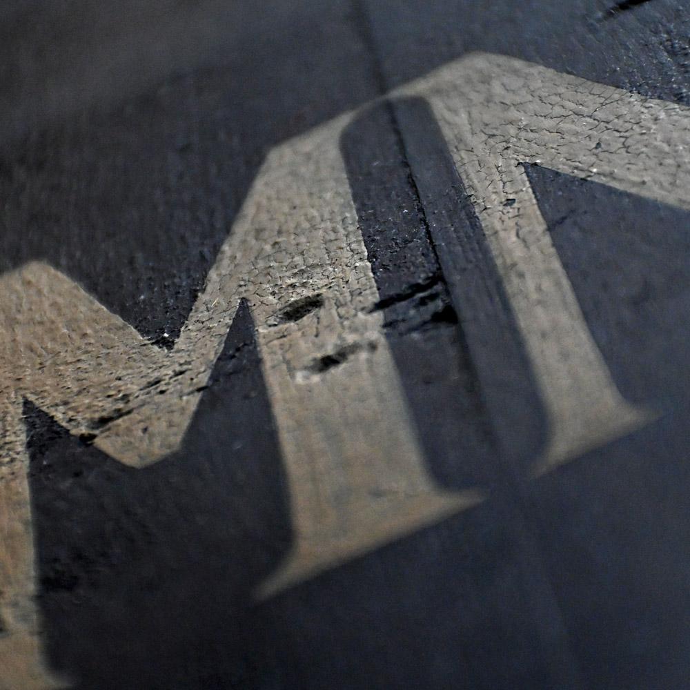 Insegna commerciale inglese bifacciale per sarti dei primi del Novecento 1