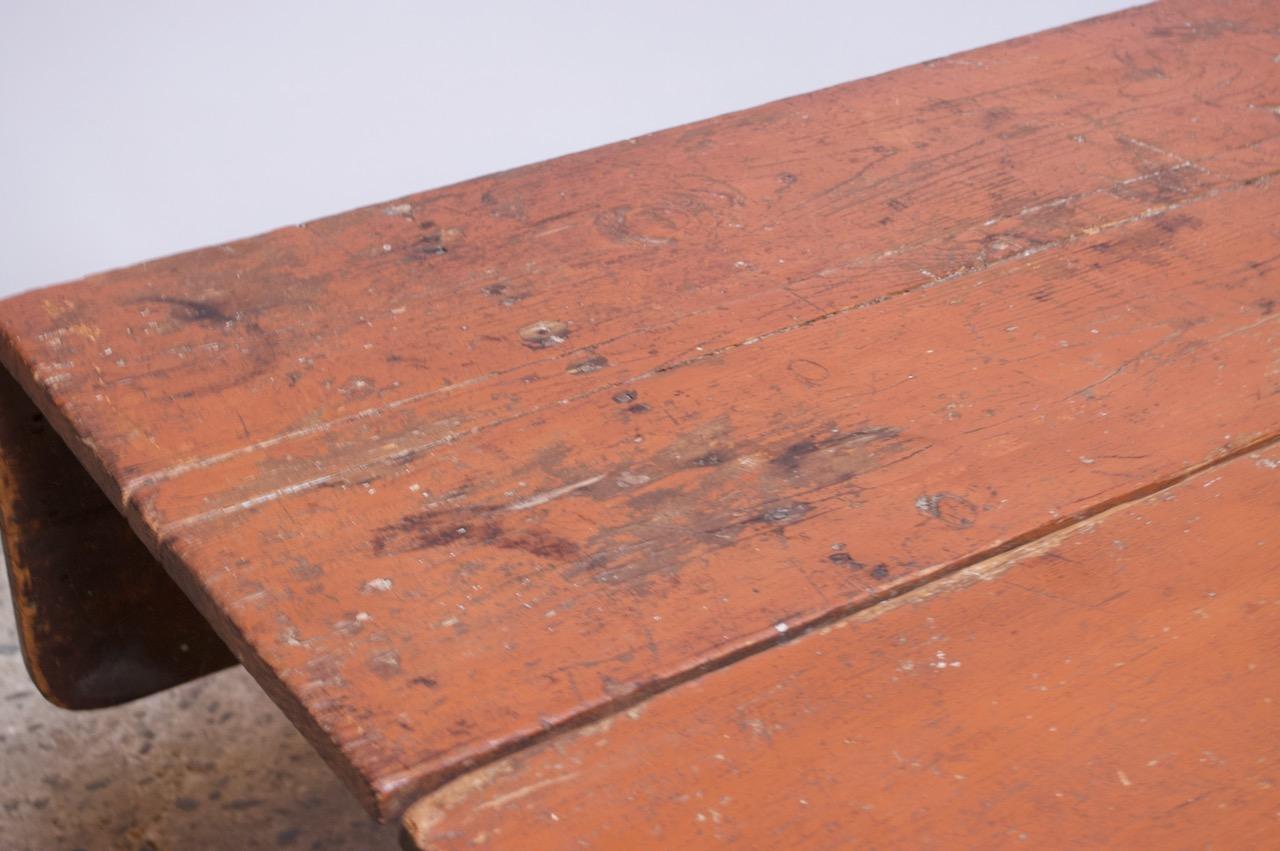 Early 20th Century English Drop-Leaf Farm Table For Sale 4