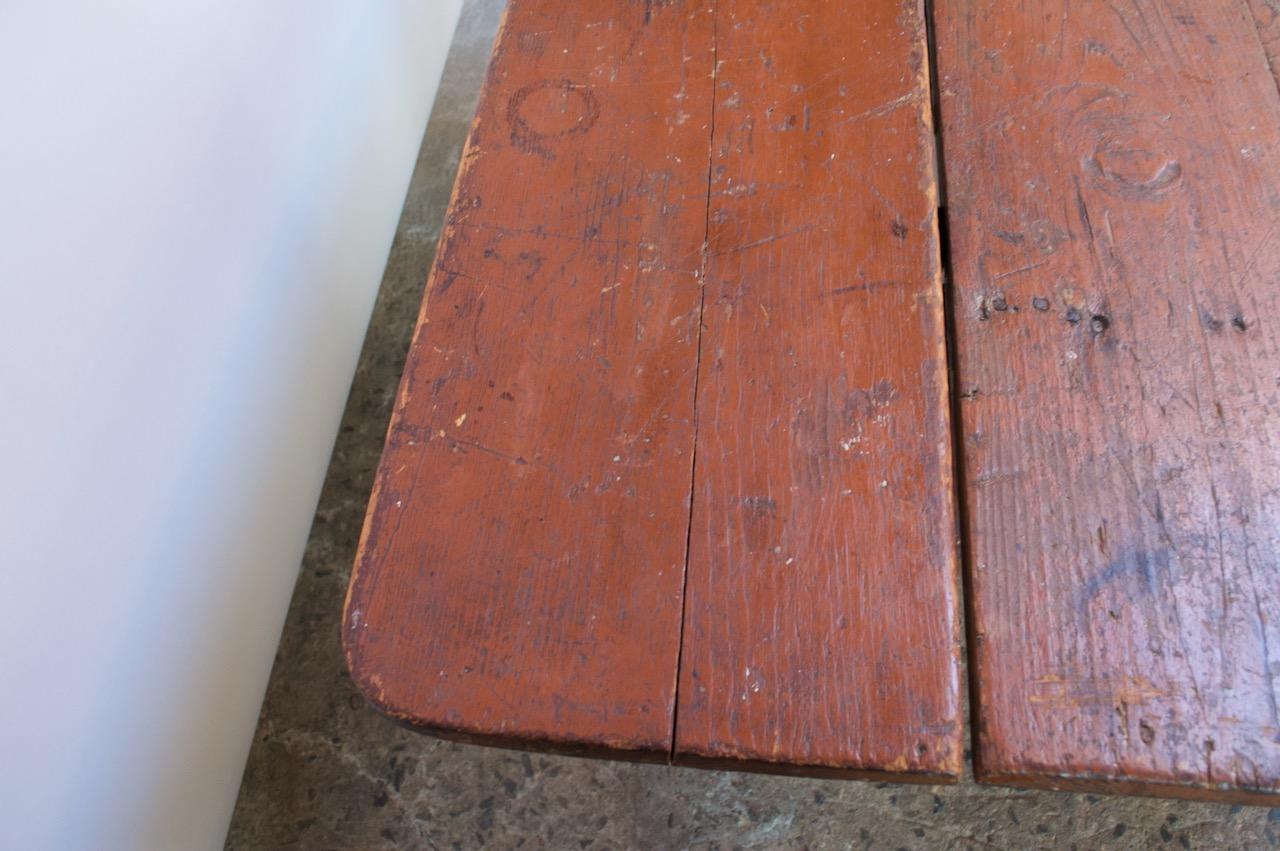 Early 20th Century English Drop-Leaf Farm Table For Sale 9
