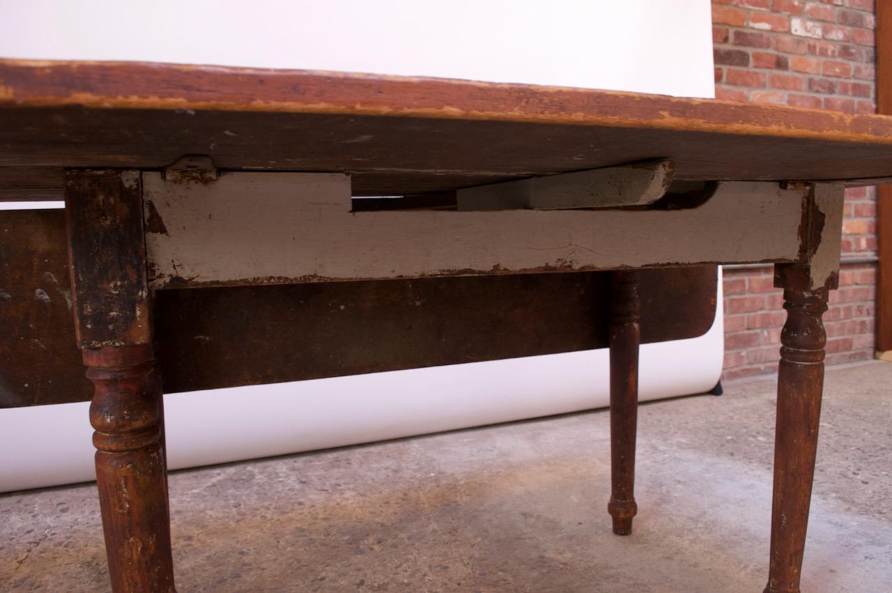 Early 20th Century English Drop-Leaf Farm Table For Sale 10
