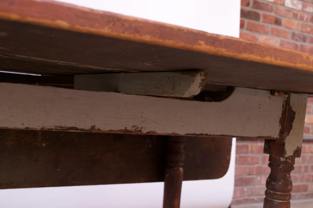 Early 20th Century English Drop-Leaf Farm Table For Sale 11