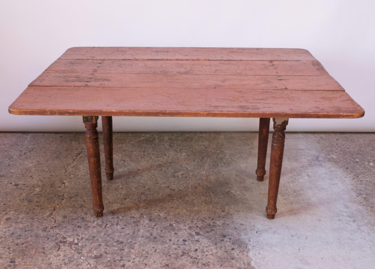 Early 20th Century English Drop-Leaf Farm Table In Distressed Condition For Sale In Brooklyn, NY