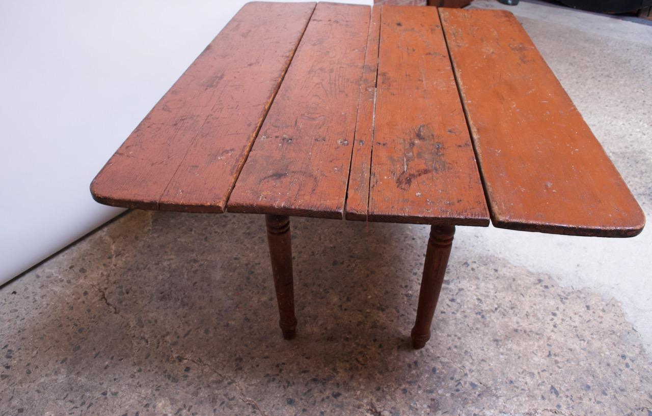 Early 20th Century English Drop-Leaf Farm Table For Sale 1