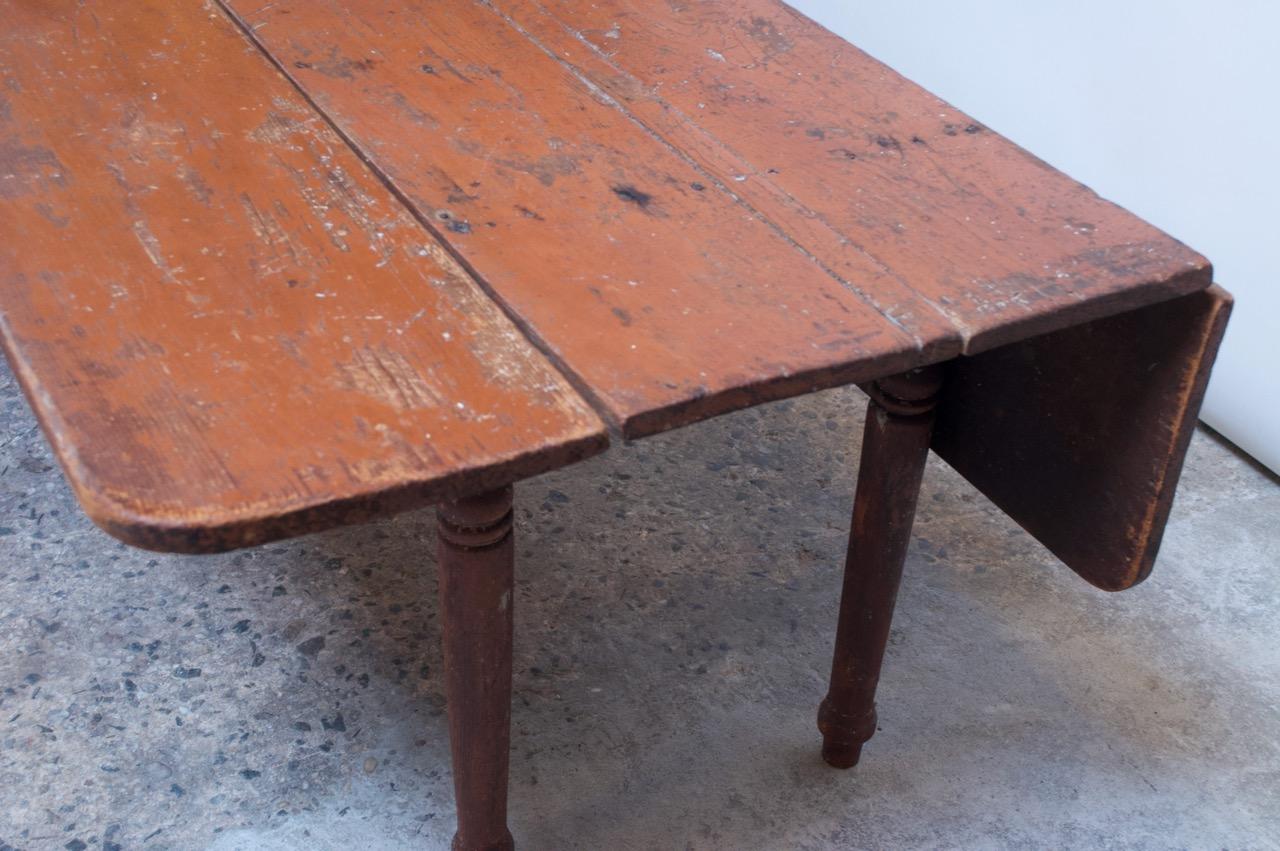 Early 20th Century English Drop-Leaf Farm Table For Sale 2