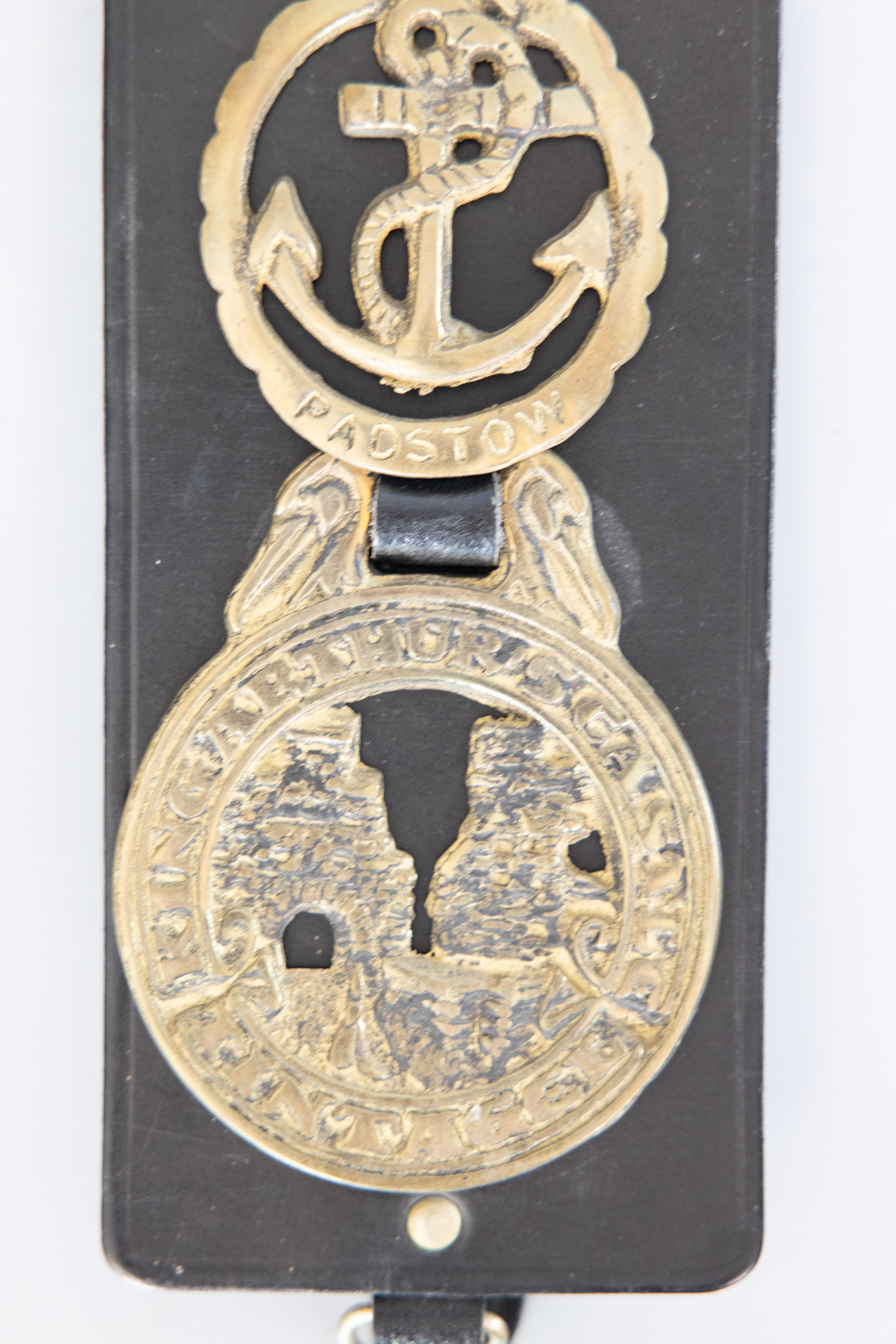 Early 20th Century English Equestrian Leather Strap With 3 Horse Brasses In Good Condition For Sale In Pearland, TX