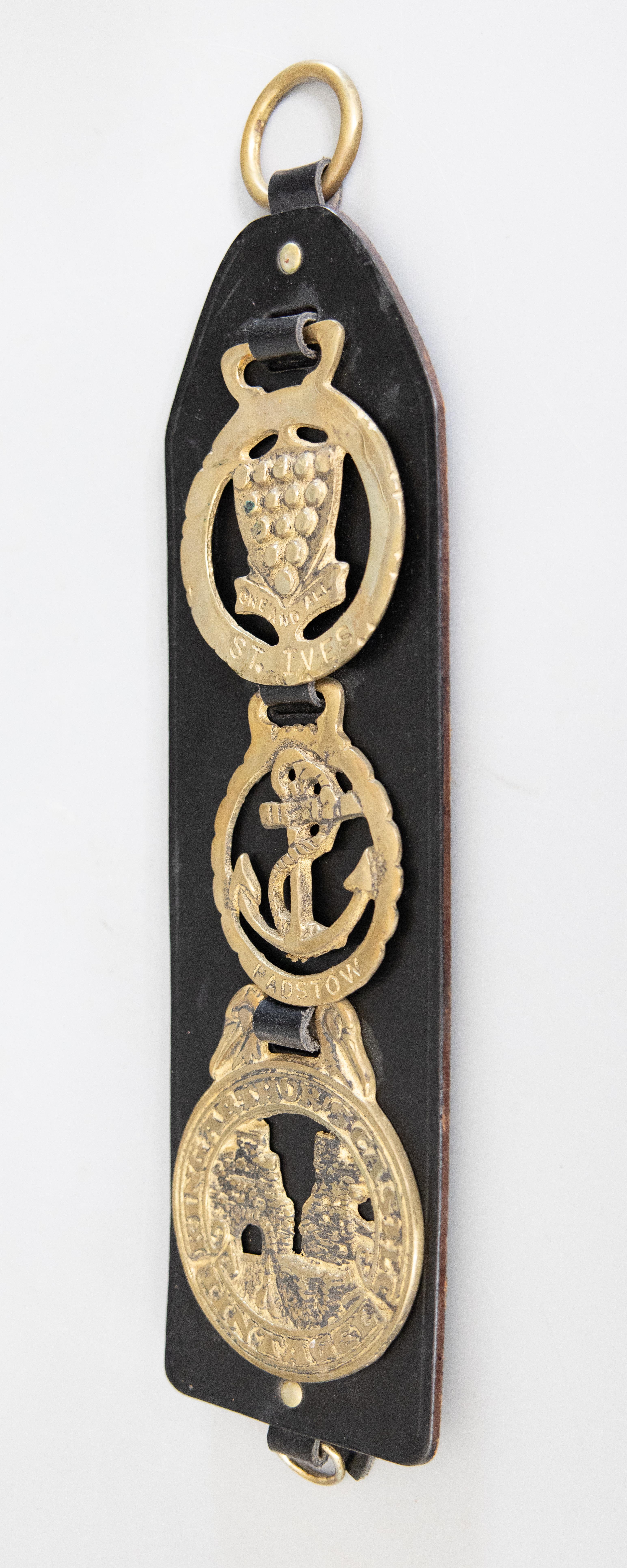 Early 20th Century English Equestrian Leather Strap With 3 Horse Brasses For Sale 1