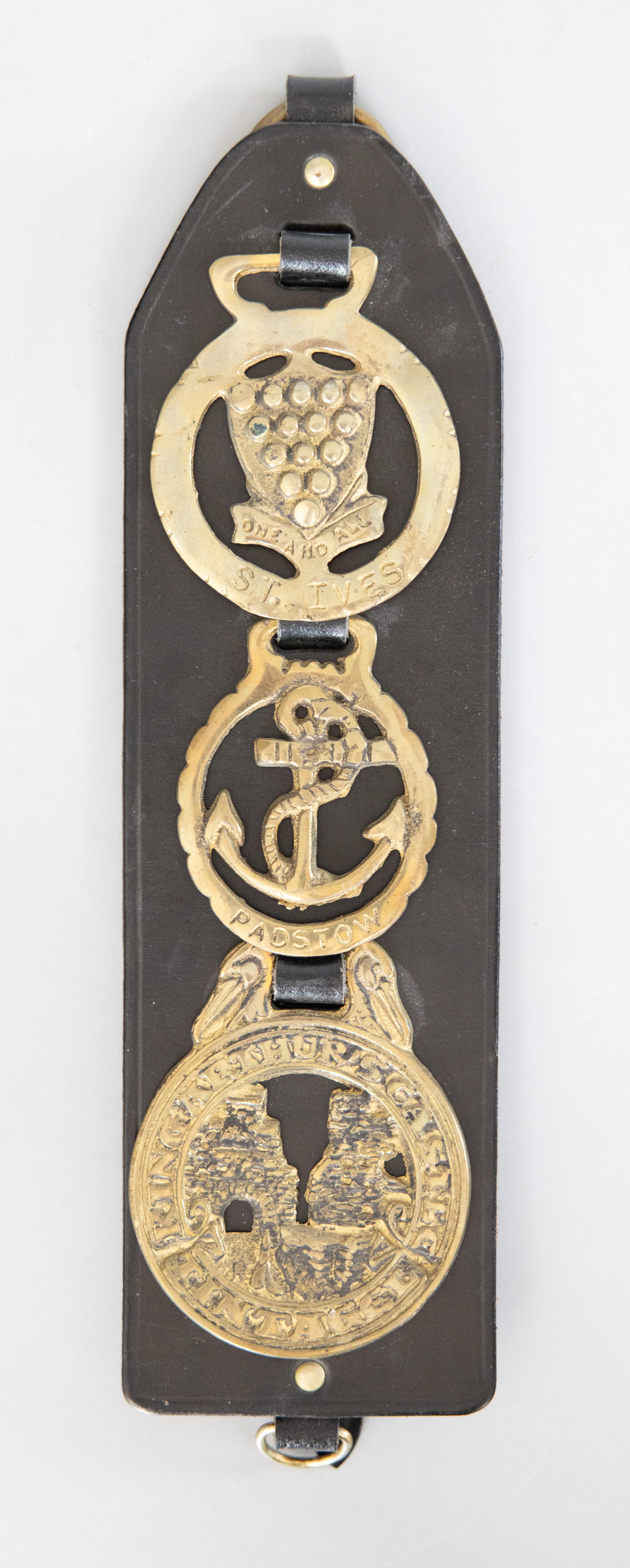 Early 20th Century English Equestrian Leather Strap With 3 Horse Brasses For Sale 3