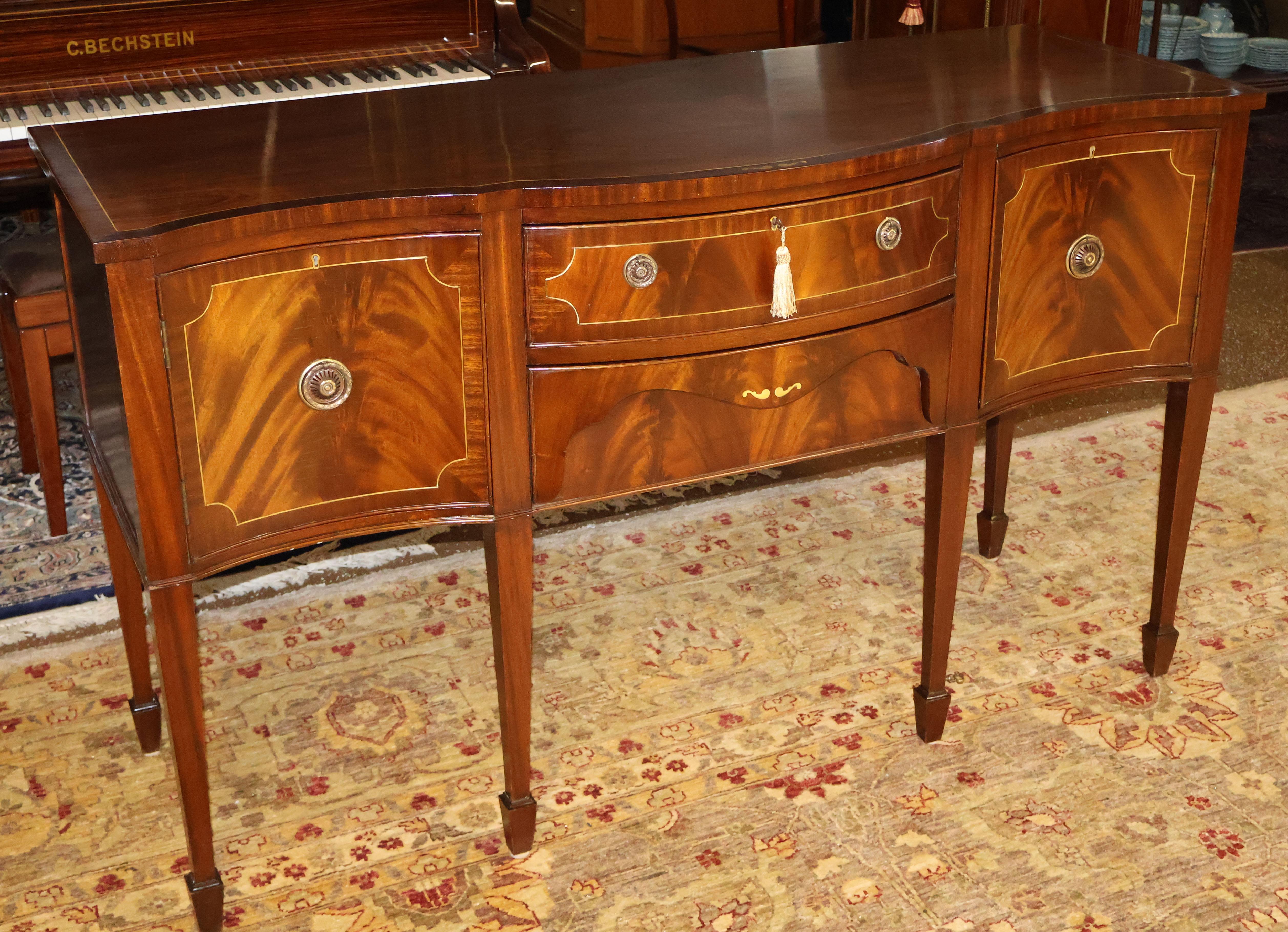 Early 20th Century English Flame Mahogany Federal Style Sideboard  In Good Condition In Long Branch, NJ