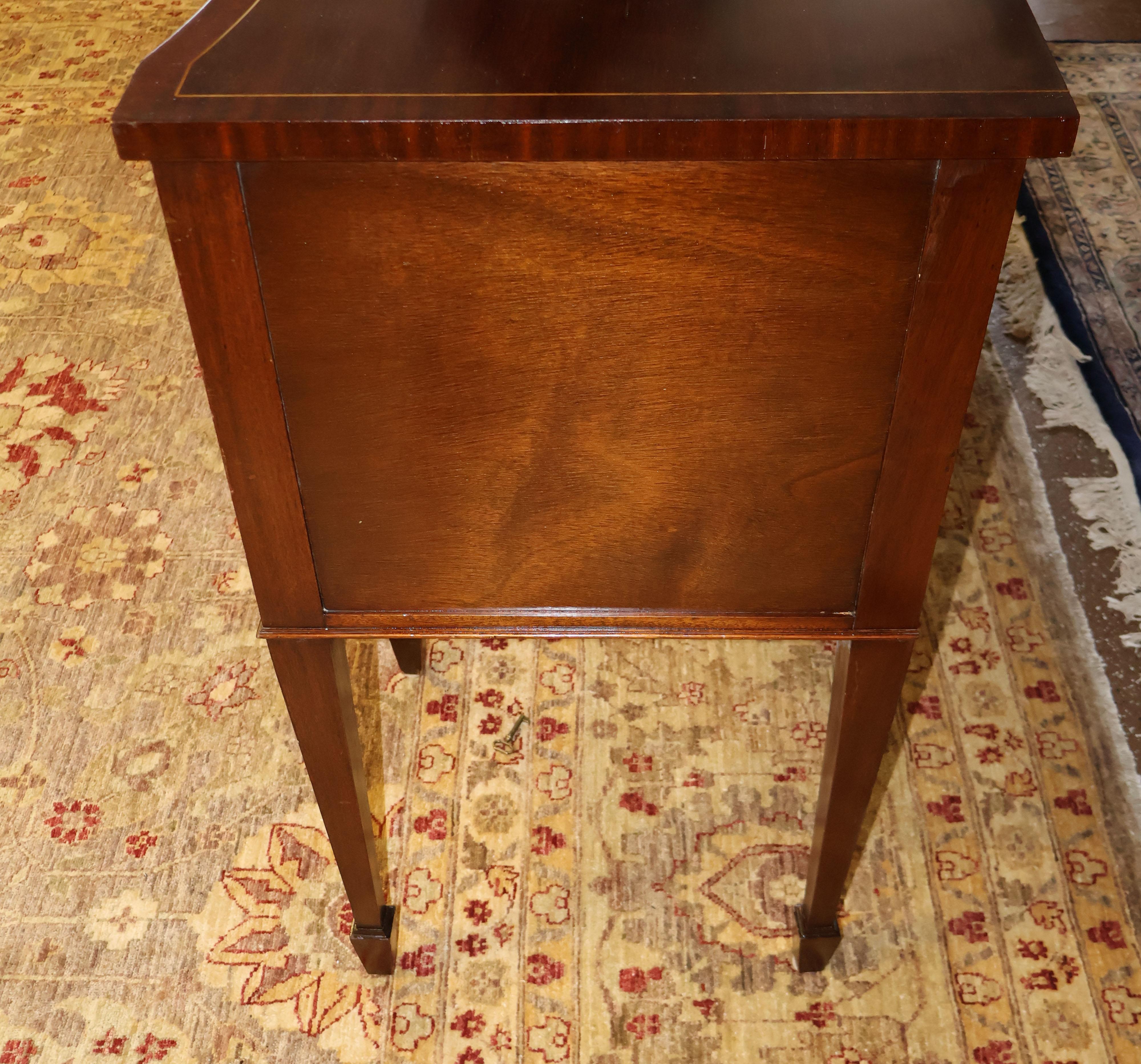 Early 20th Century English Flame Mahogany Federal Style Sideboard  4