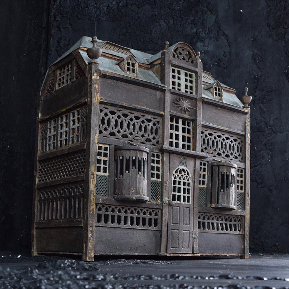 Cage à oiseaux Folk Art du début du 20e siècle 

Nous partageons ce que nous aimons, et nous aimons cette charmante cage à oiseaux artisanale du début du XXe siècle. Construit en scratch à partir d'objets trouvés, avec de nombreuses portes qui