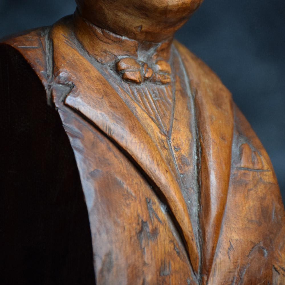 Sculpté à la main Figure de gentleman en bois de buis sculpté à la main, artisanat anglais du début du 20e siècle  en vente