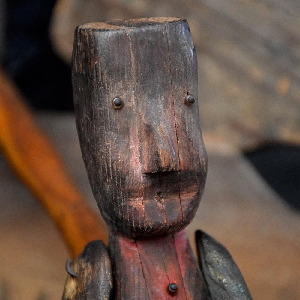 Anfang des 20. Jahrhunderts Englische Folk Art Jigger Puppe
Ein wundervolles Beispiel für eine einzigartige handgefertigte Folk Art Puppe, die wir liebevoll Edwood genannt haben. Mit der originalen Stange und der Plattformhalterung aus einer alten,