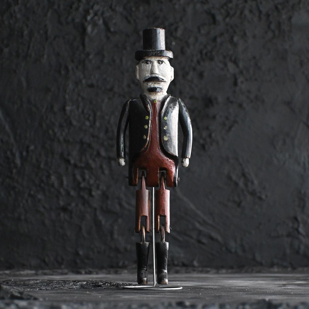 Bambola Jigger di arte popolare inglese dell'inizio del XX secolo

Un grande esempio di bambola di arte popolare inglese dei primi del Novecento, intagliata a mano e articolata. Con stivali, baffi e cappello a cilindro intagliati a mano, perni di