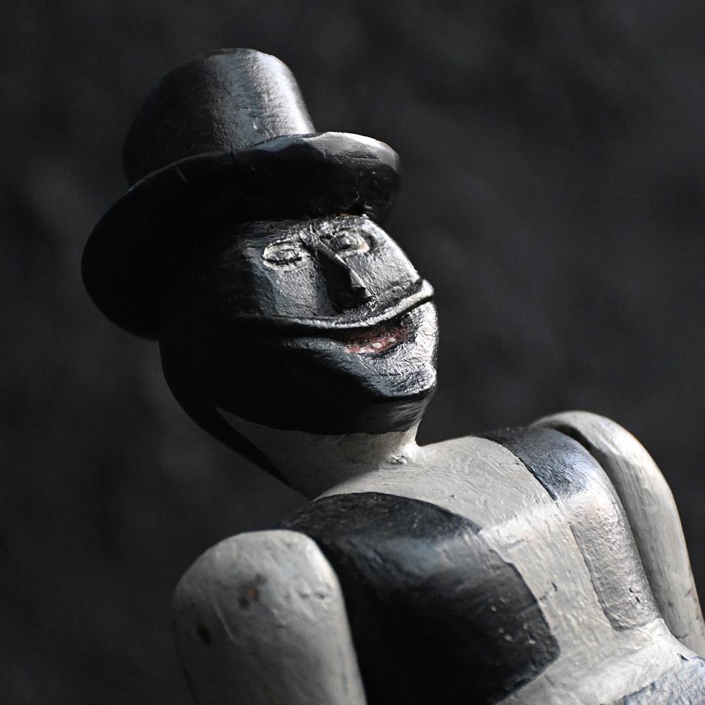 Muñeca Jigger de arte popular inglés de principios del siglo XX    

Un gran ejemplo de muñeca articulada de arte popular inglés de principios del siglo XX tallada a mano. Con zapatos de forma brillante, bigote y sombrero de copa. Montada sobre un