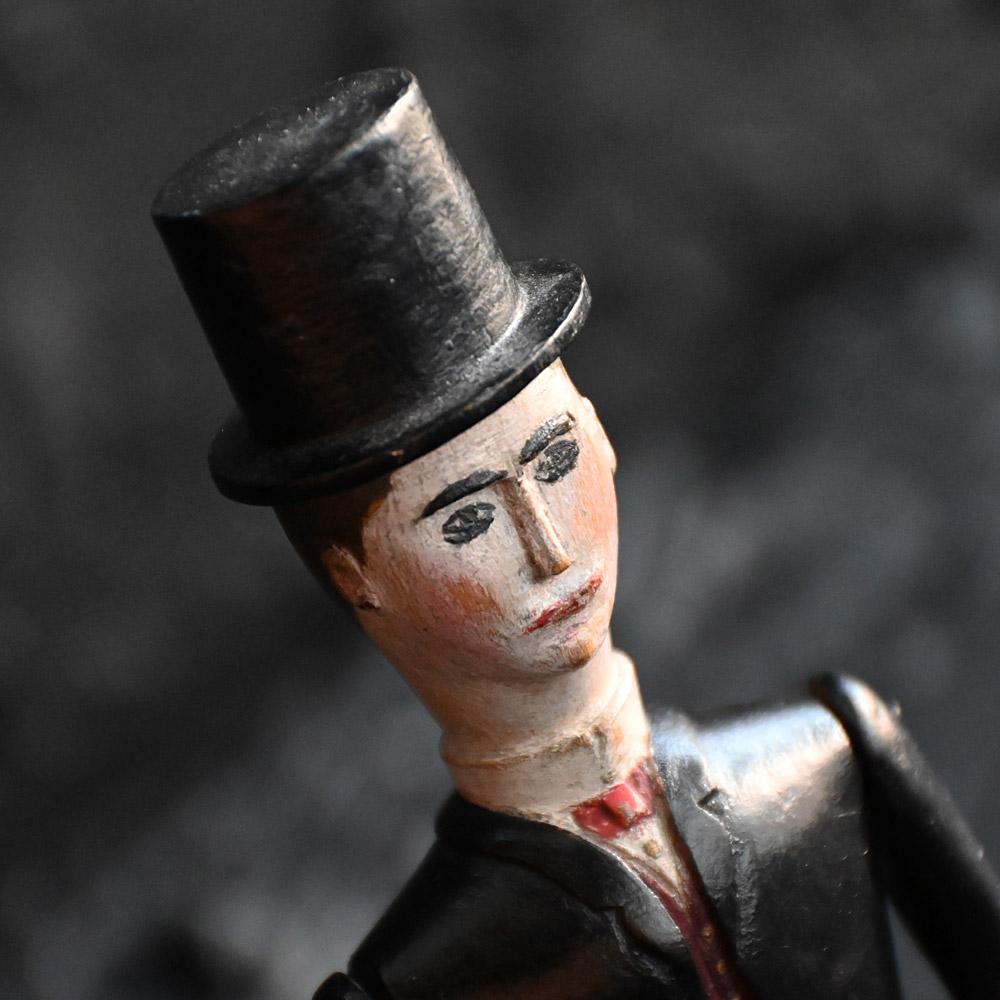 Muñeca folclórica inglesa de principios del siglo XX con sombrero y cola en venta 3